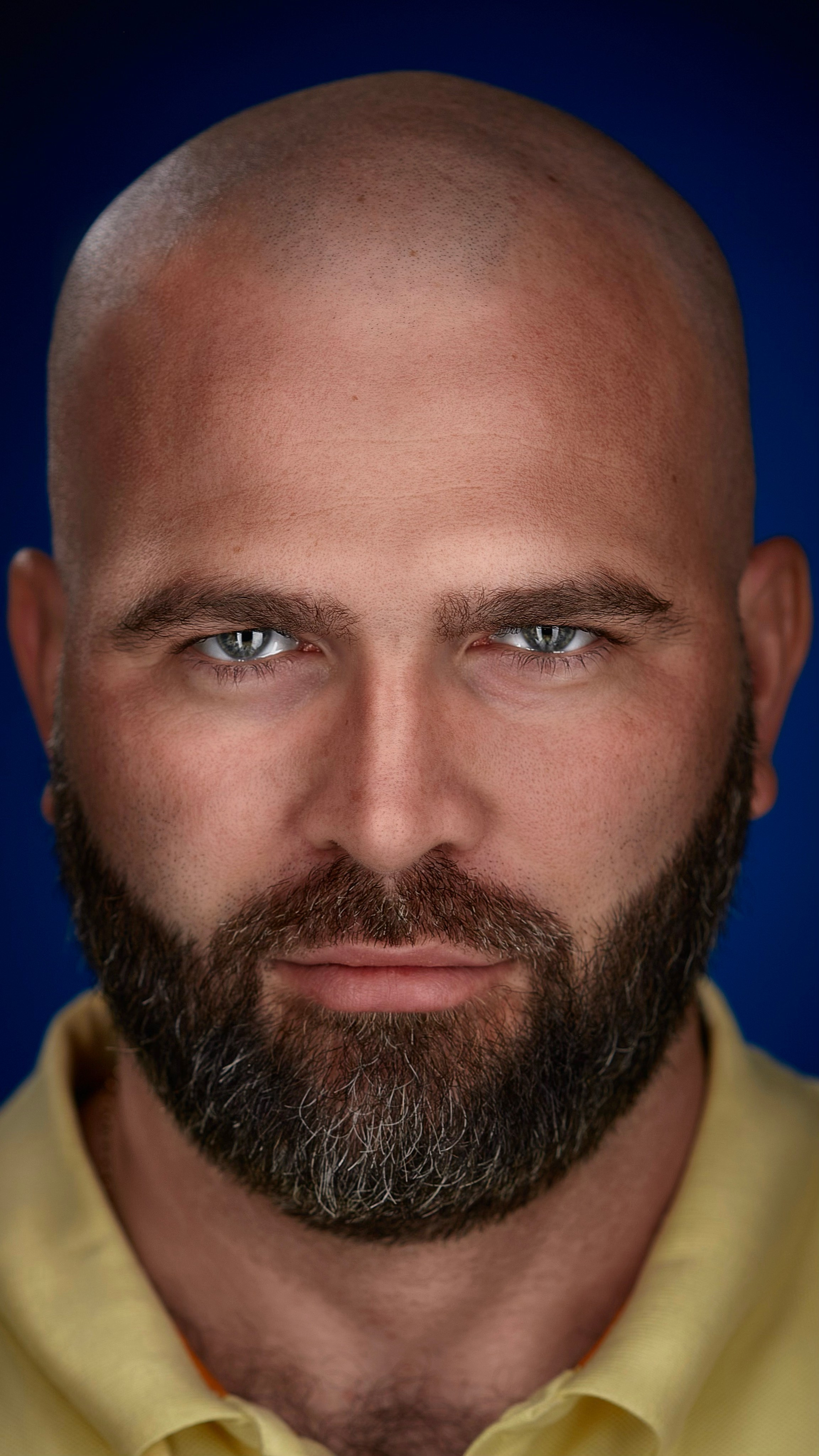 "Профессиональный портрет мужчины в студии""Женский портрет с естественным освещением""Крупный план портрета улыбающейся женщины""Портретная съемка в студии для делового портфолио"Для съемки сотрудников компании:"Группа сотрудников компании на корпоративной фотосессии""Портреты сотрудников офиса для корпоративного сайта""Фотосъемка команды компании в рабочей обстановке""Деловой портрет сотрудника для бизнес-профиля"