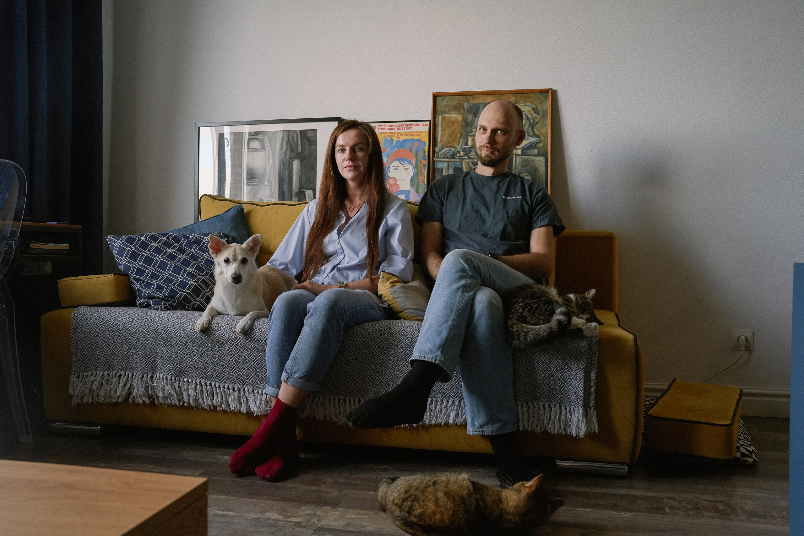 Кира, Алексей и Марти. Санкт-Петербург, 2024. Кира и Алексей повстречали Марти в приюте для собак с инвалидностью, куда однажды приехали за котом. На тот момент у них уже много лет жил пёс, подобранный с улицы. Марти стал второй собакой в доме. Вначале было сложно — ребята впервые столкнулись с необходимостью специального ухода за собакой. Однако вскоре это стало обычным делом, которое занимает считаные минуты. Кира и Алексей говорят, что теперь они не видят разницы между здоровыми собаками и так называемыми «спинальниками». Оказалось, что собаку вовсе не беспокоит, что у неё не работают задние лапы — она остаётся собой и нуждается только в своём человеке