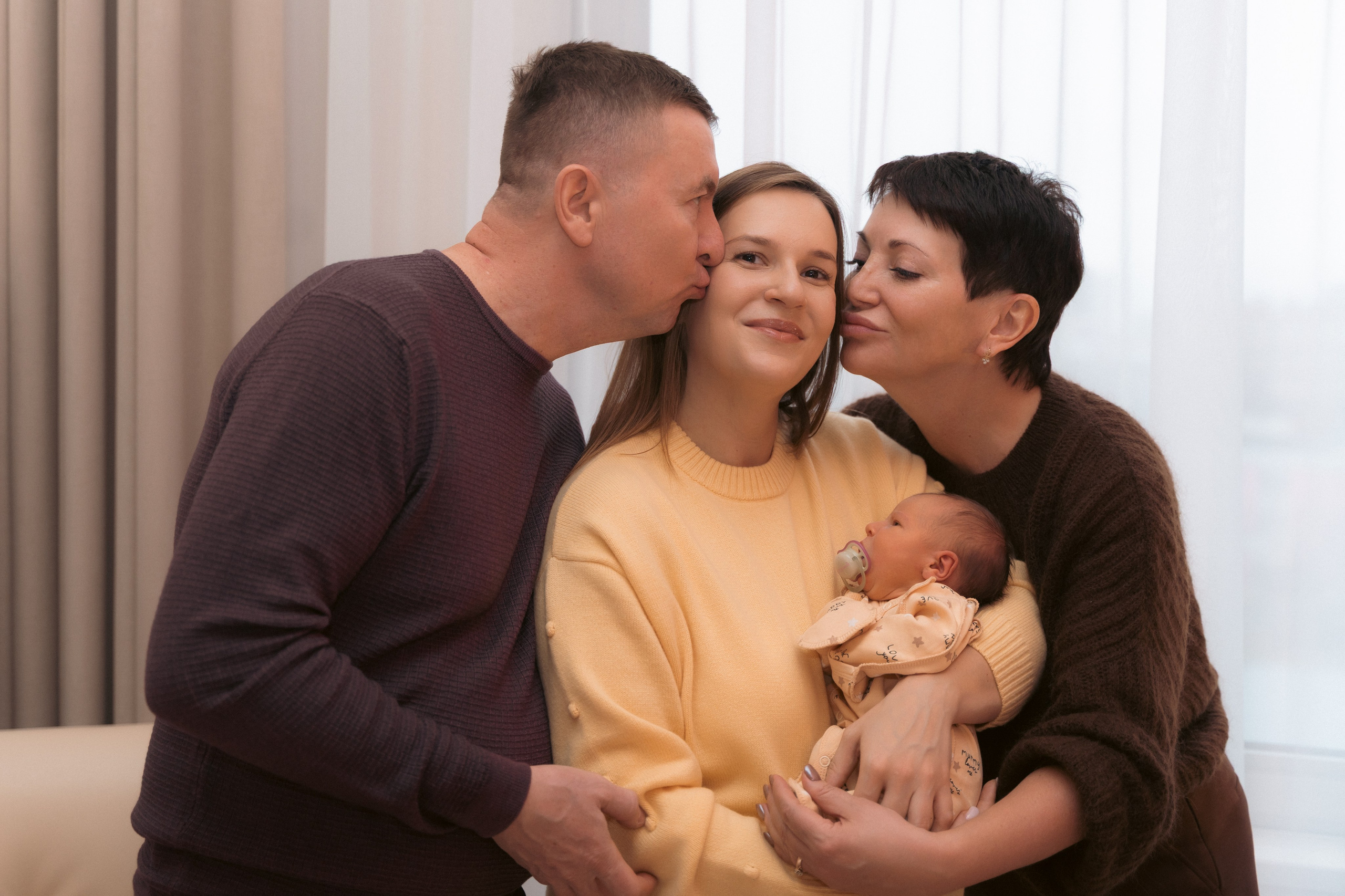 Выписка. Клинический госпиталь MD GROUP на Севастопольском проспекте. Фотографы на роды в Москве. Фото и видео родов. Фотопроект «Продолжение рода»