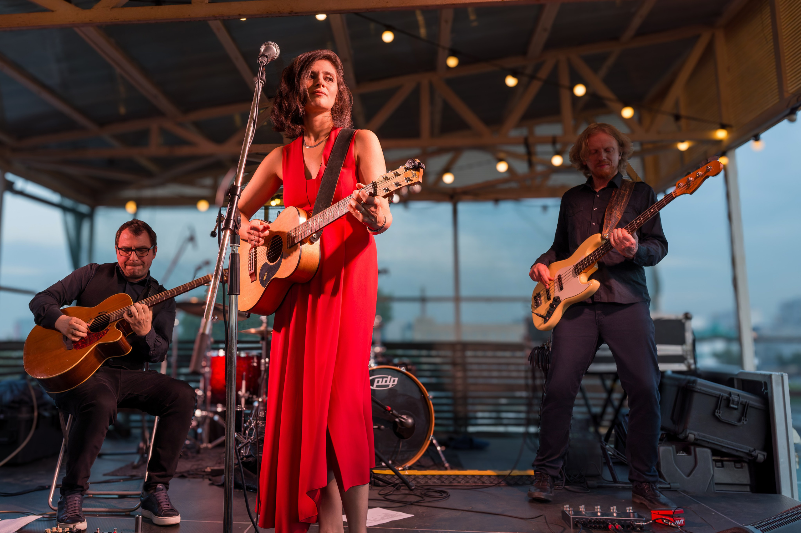 Женя Любич — летний концерт в Москве на крыше 6 июня 2024 года. Сайт фотографа Сергея Абрамова