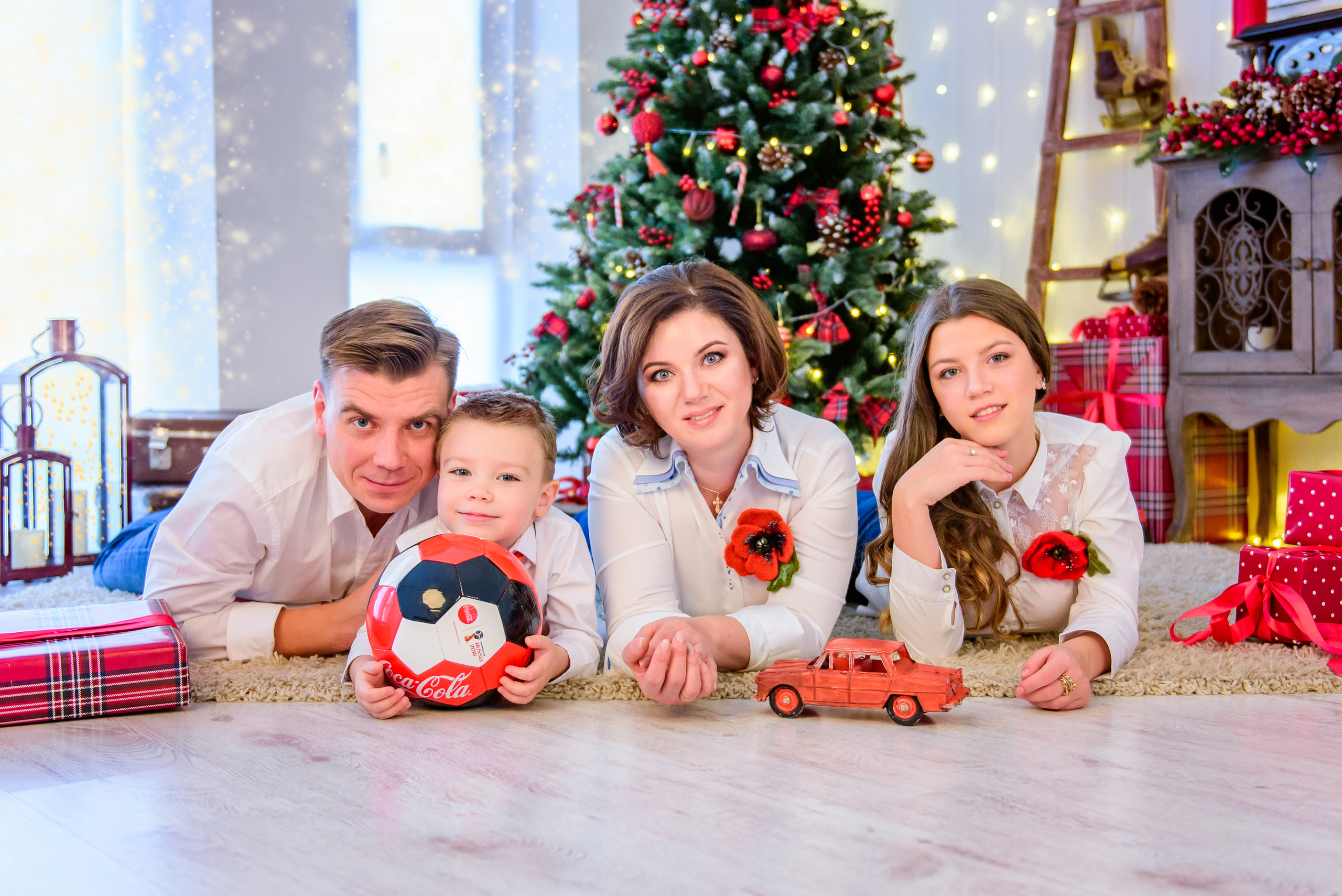 Новогодняя фотосессия для семьи Олега и Натальи в Loft18 Studio. Свадебный и семейный фотограф в Москве Юлия Винник