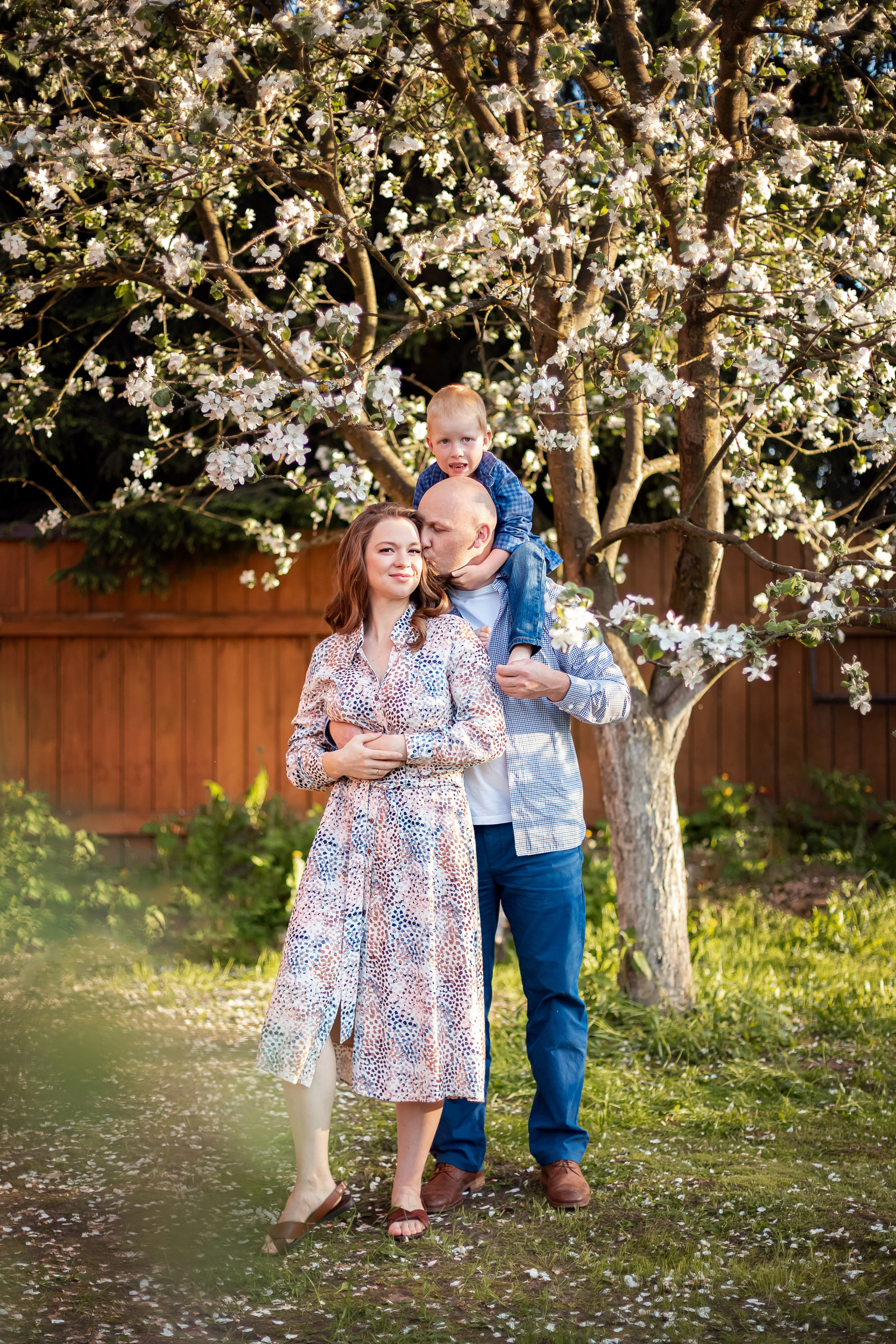 Цветущие яблони. Олеся, Юра и Федя. Семейный и детский фотограф Комина Елена, Власиха, Одинцово