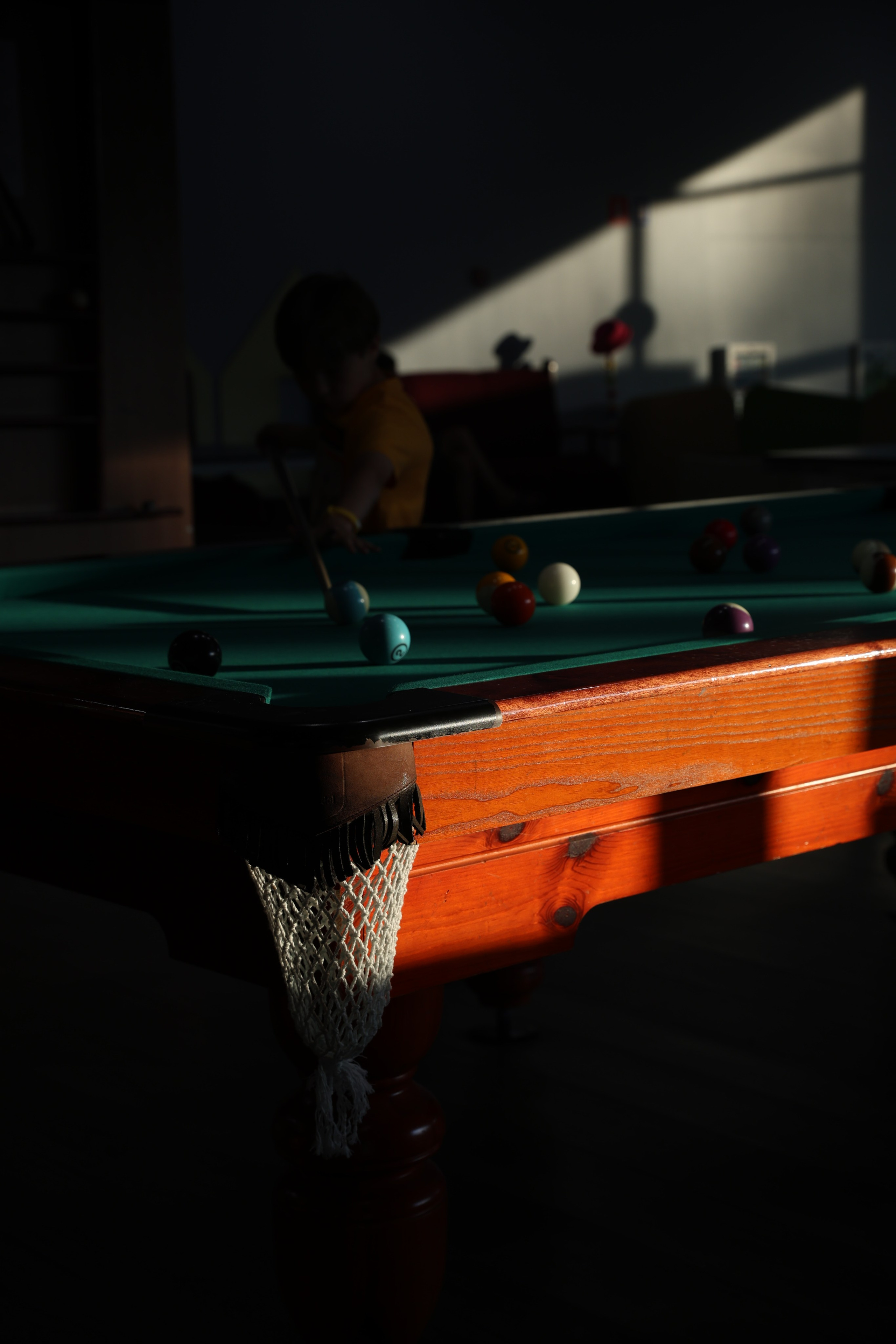 красивый бильярдный стол