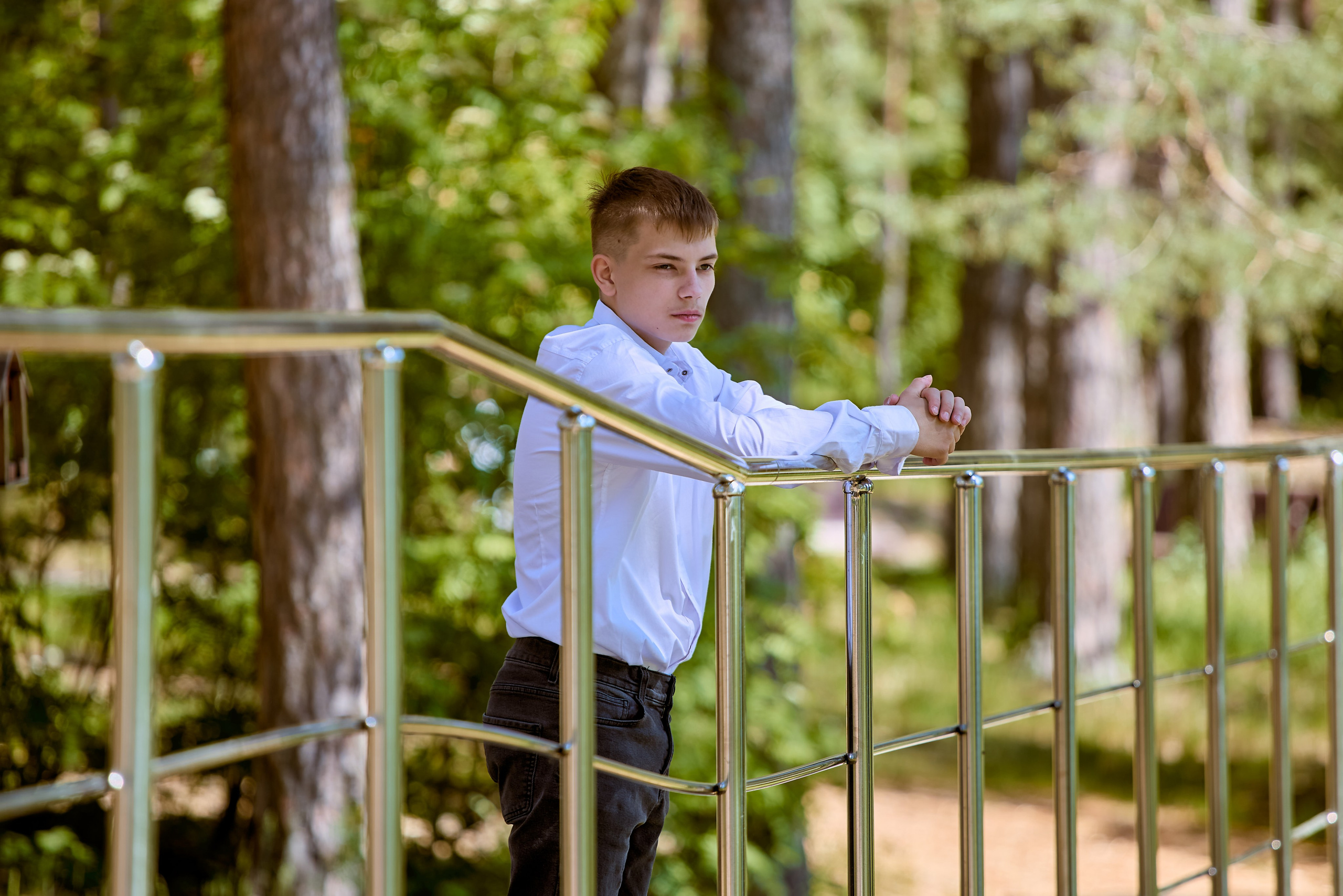 Портрет девятиклассника на творческой прогулке в парке — светлая надежда и вдохновение, фото православного фотографа Николая Голованова, г. Дзержинск.