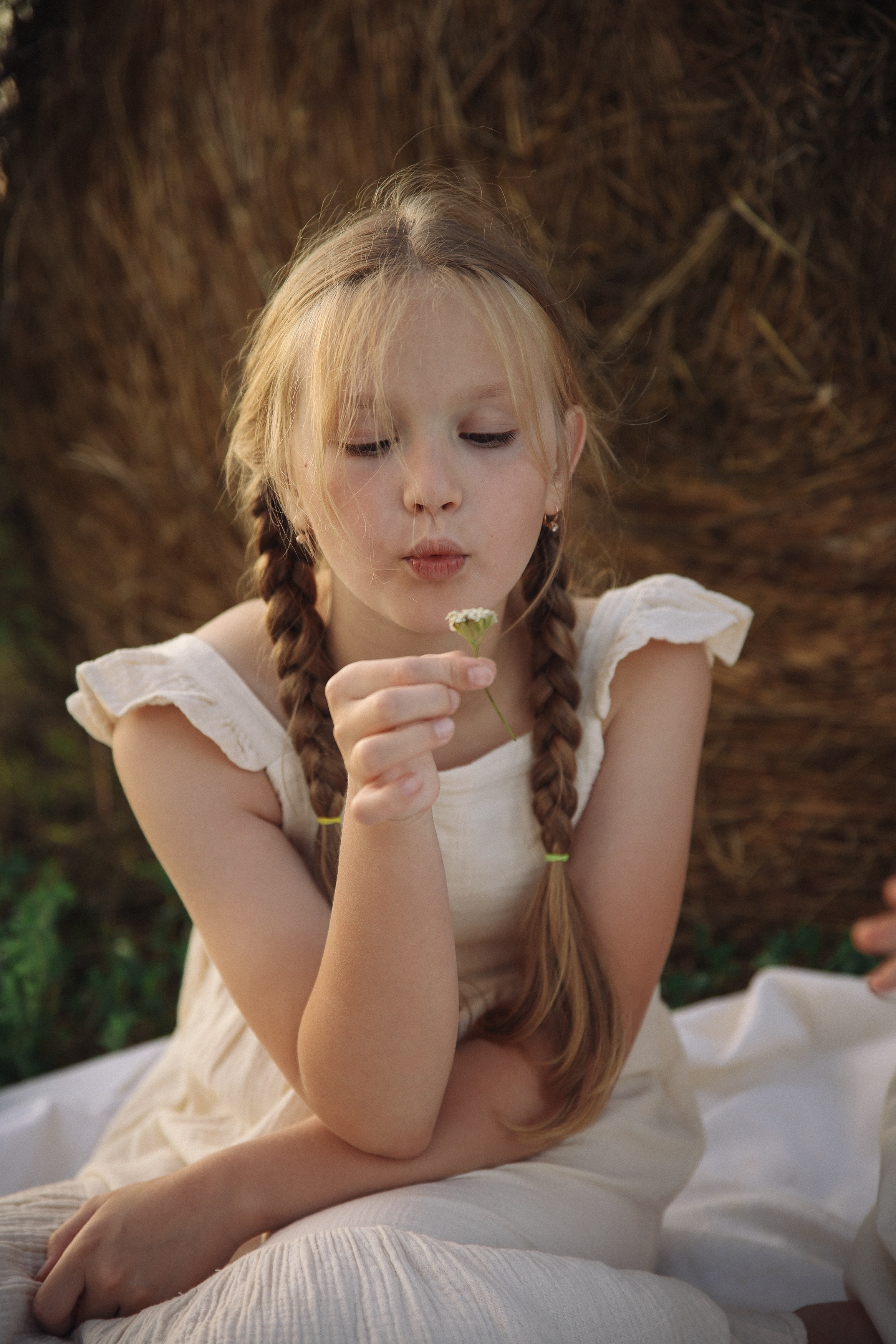 Фотосессия в поле летняя фотосессия в стогах. Фотограф Владимир Москва