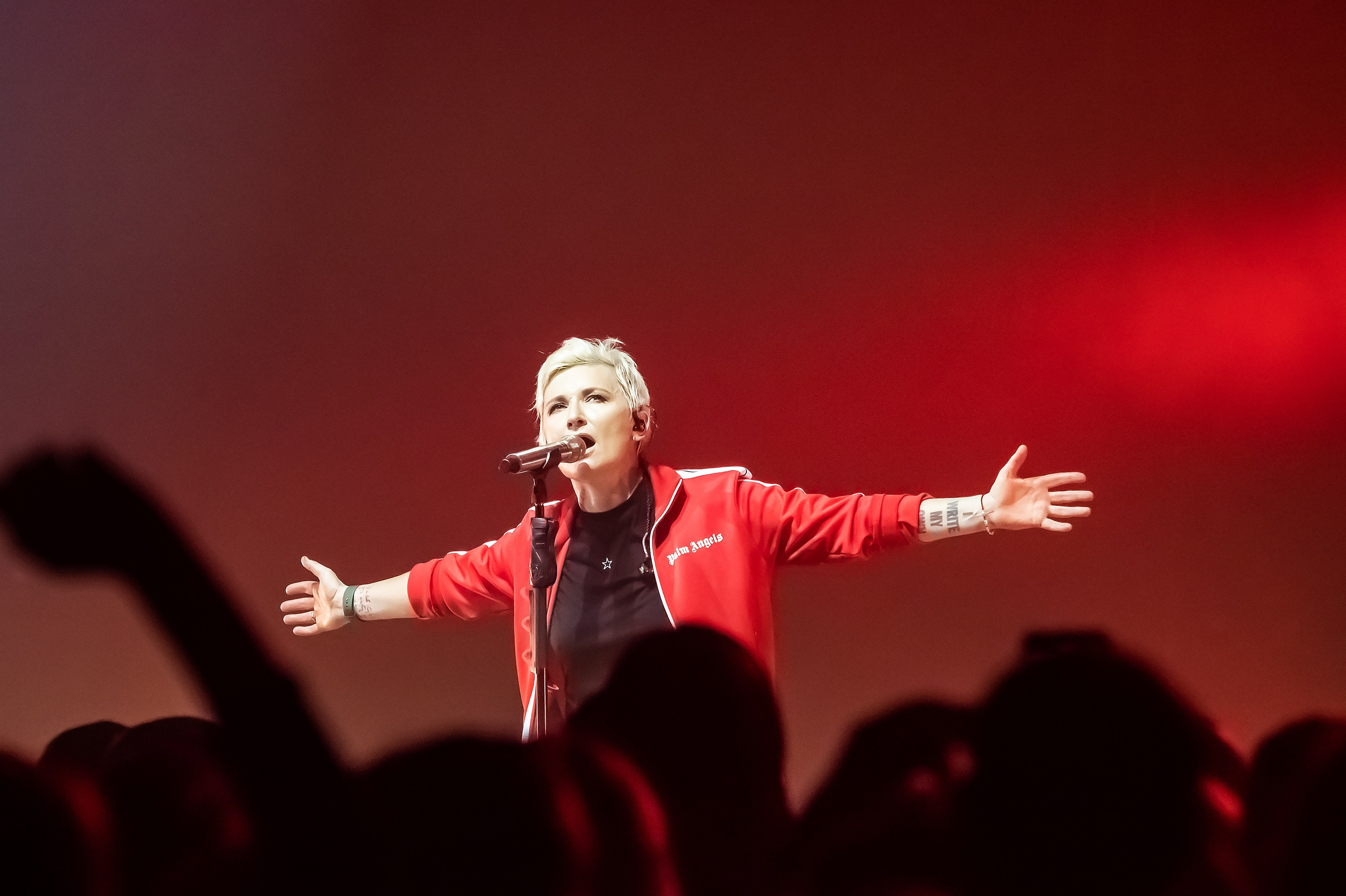 Концерт Арбениной. Репортажный, семейный и детский фотограф в Пензе и Заречном Арина Ермилова. Картины барельеф на заказ