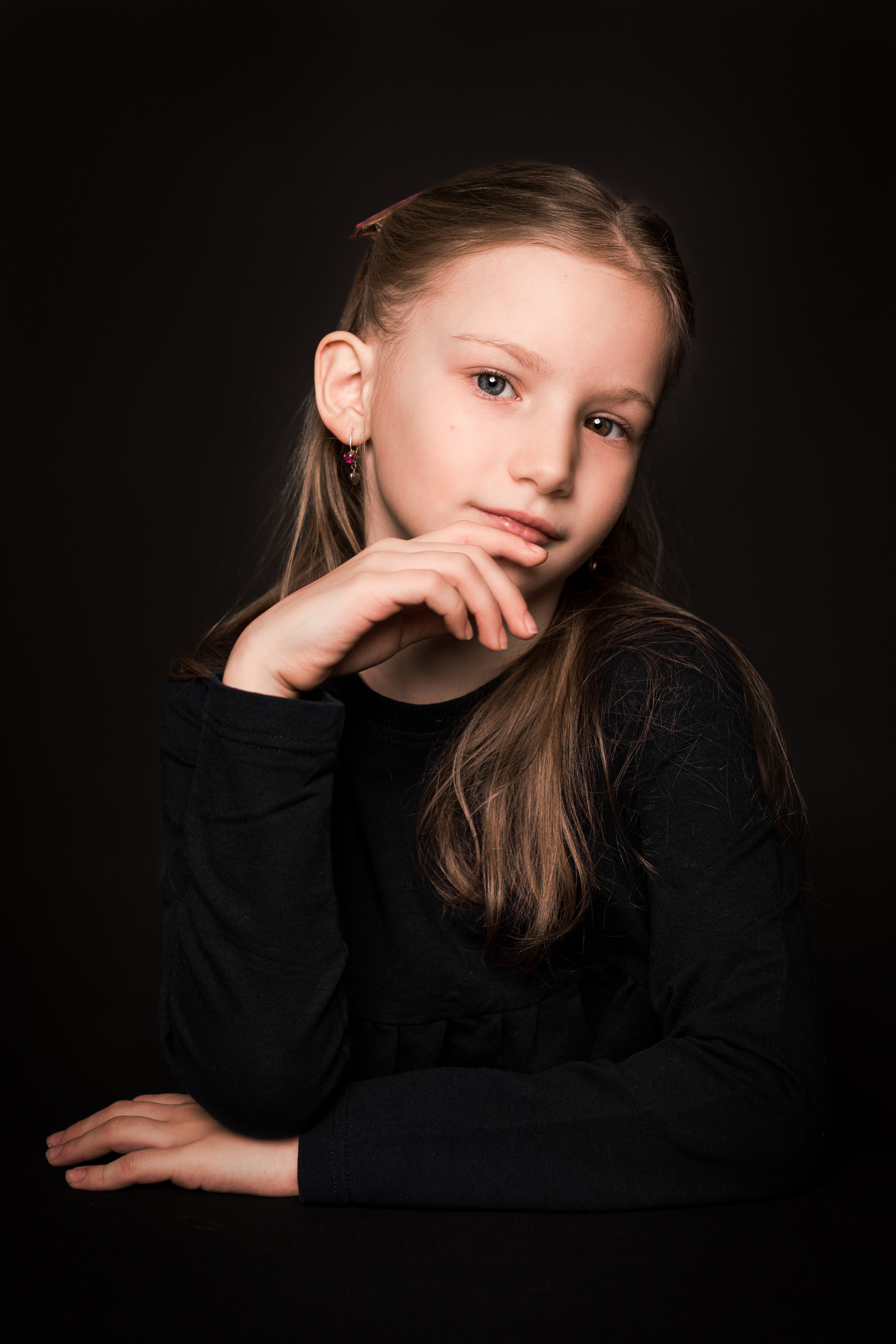 Детский сад, портреты на чёрном фоне. Фотограф Шунова Саша