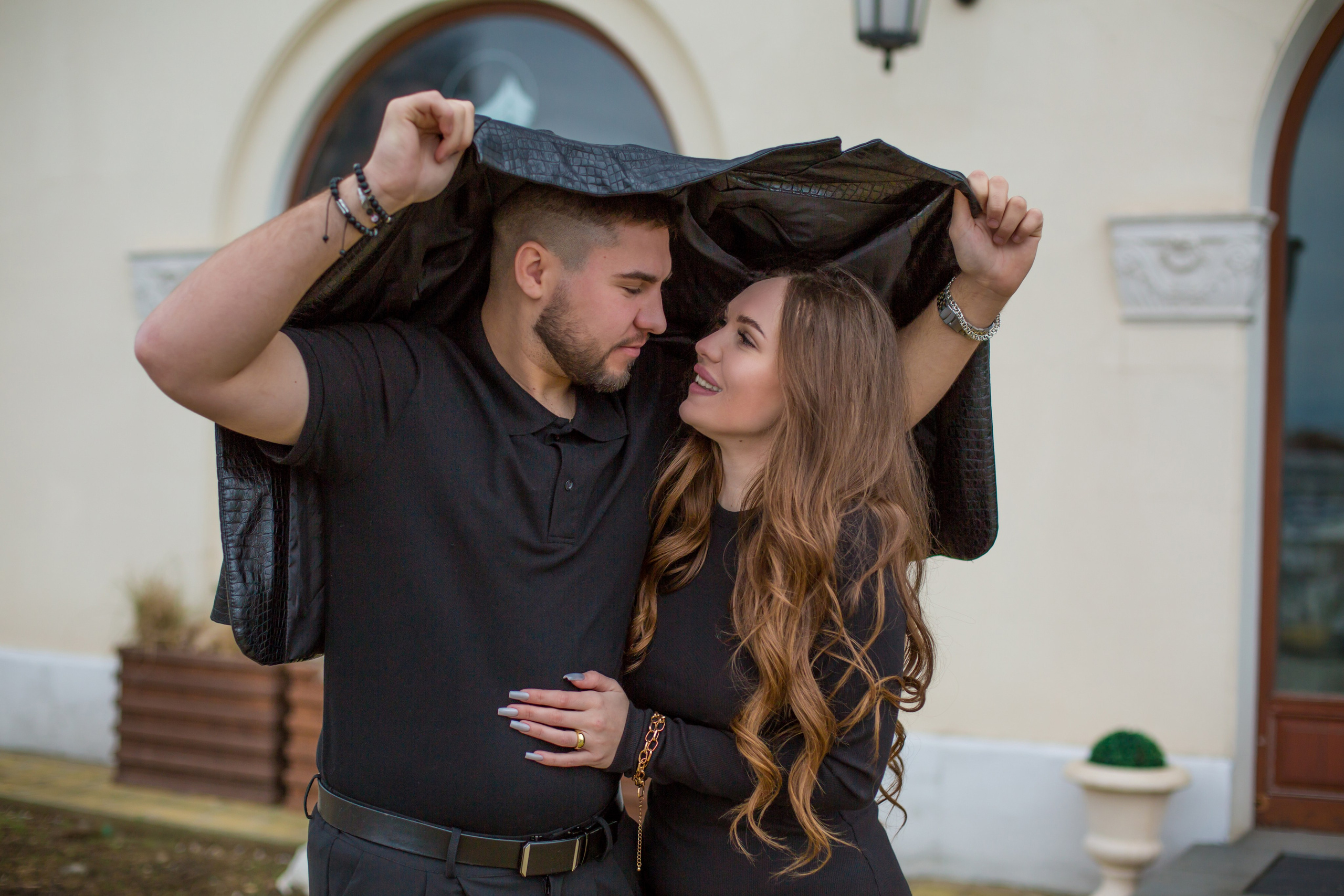 парень накрыл девушку курткой от дождя