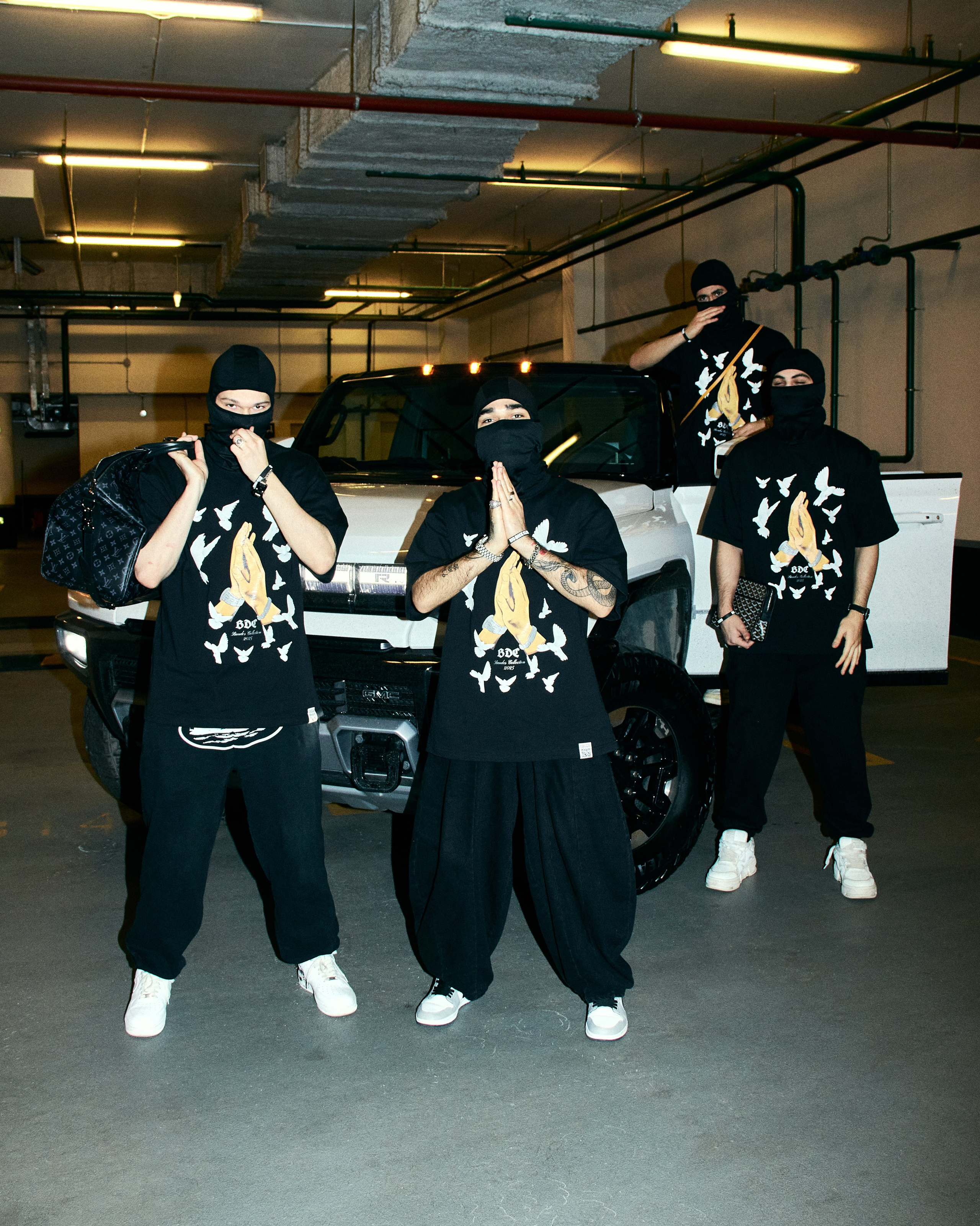 BANDES. Andrew Valmus