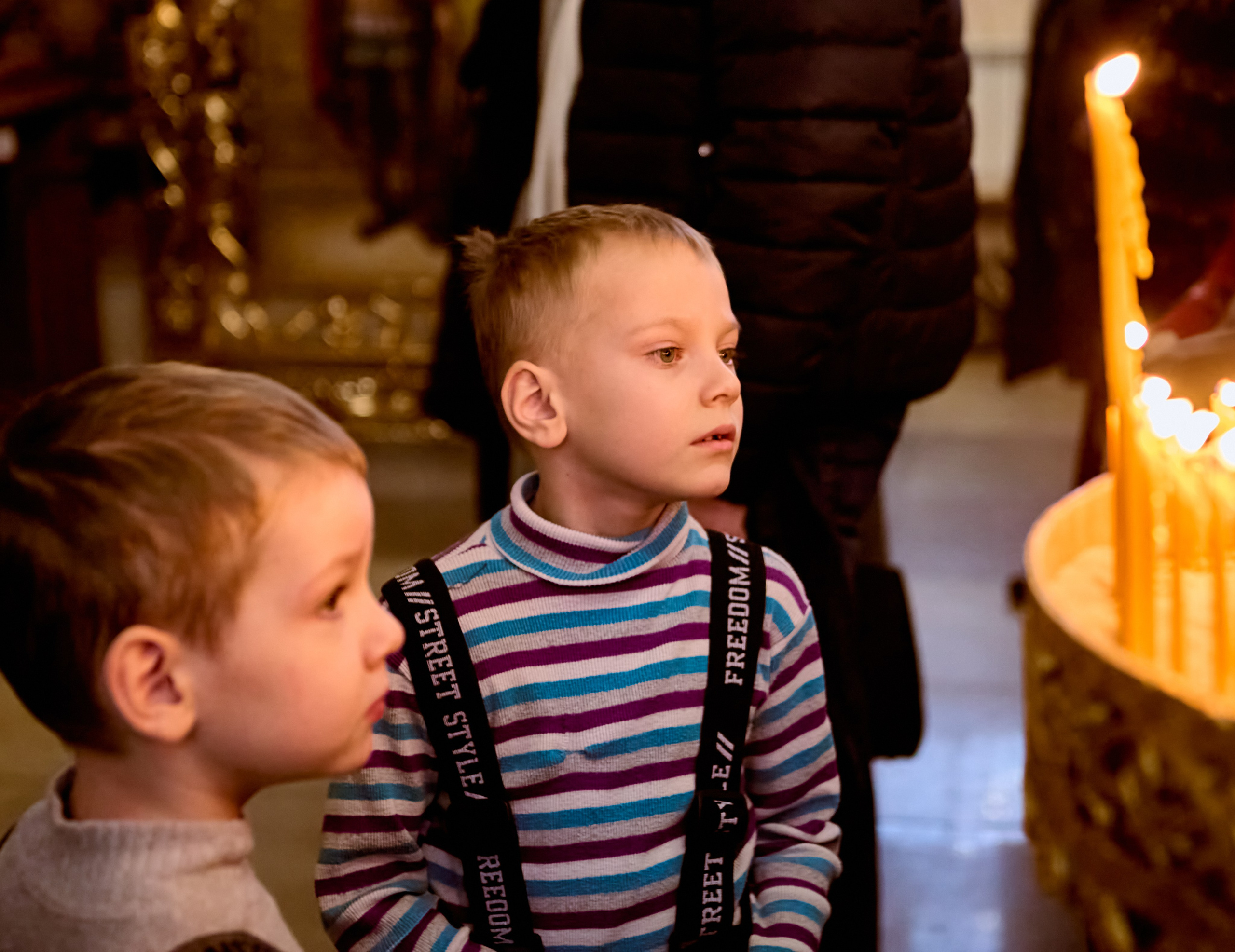 Два братика возожгли свечи и праздничного подсвечника