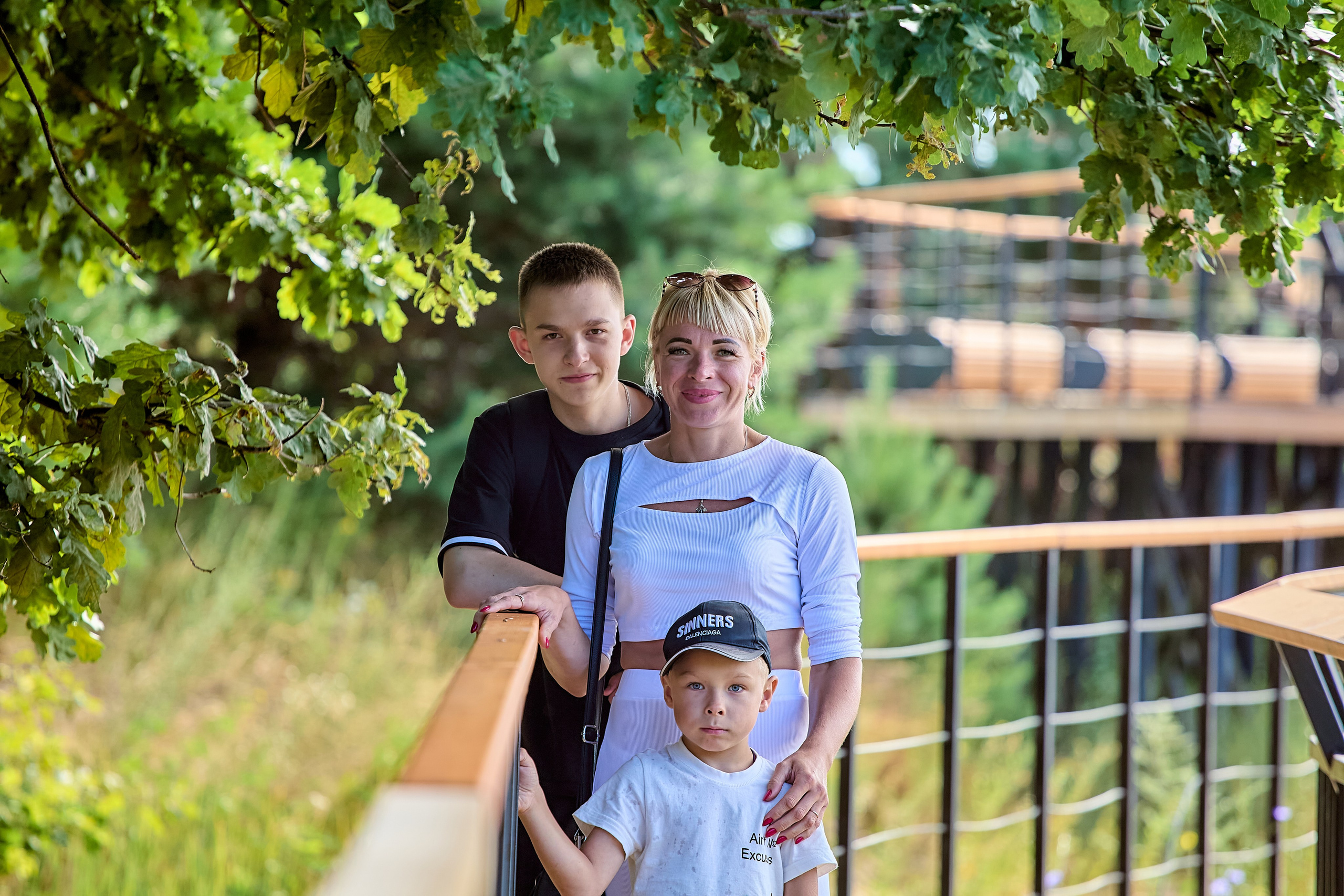 Семейная прогулка летом на озере