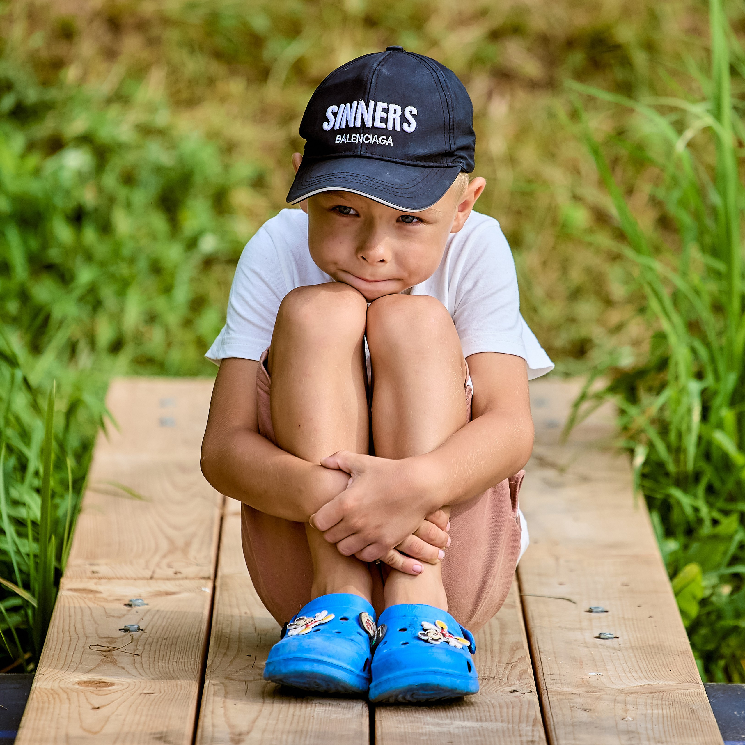 Семейная прогулка летом на озере