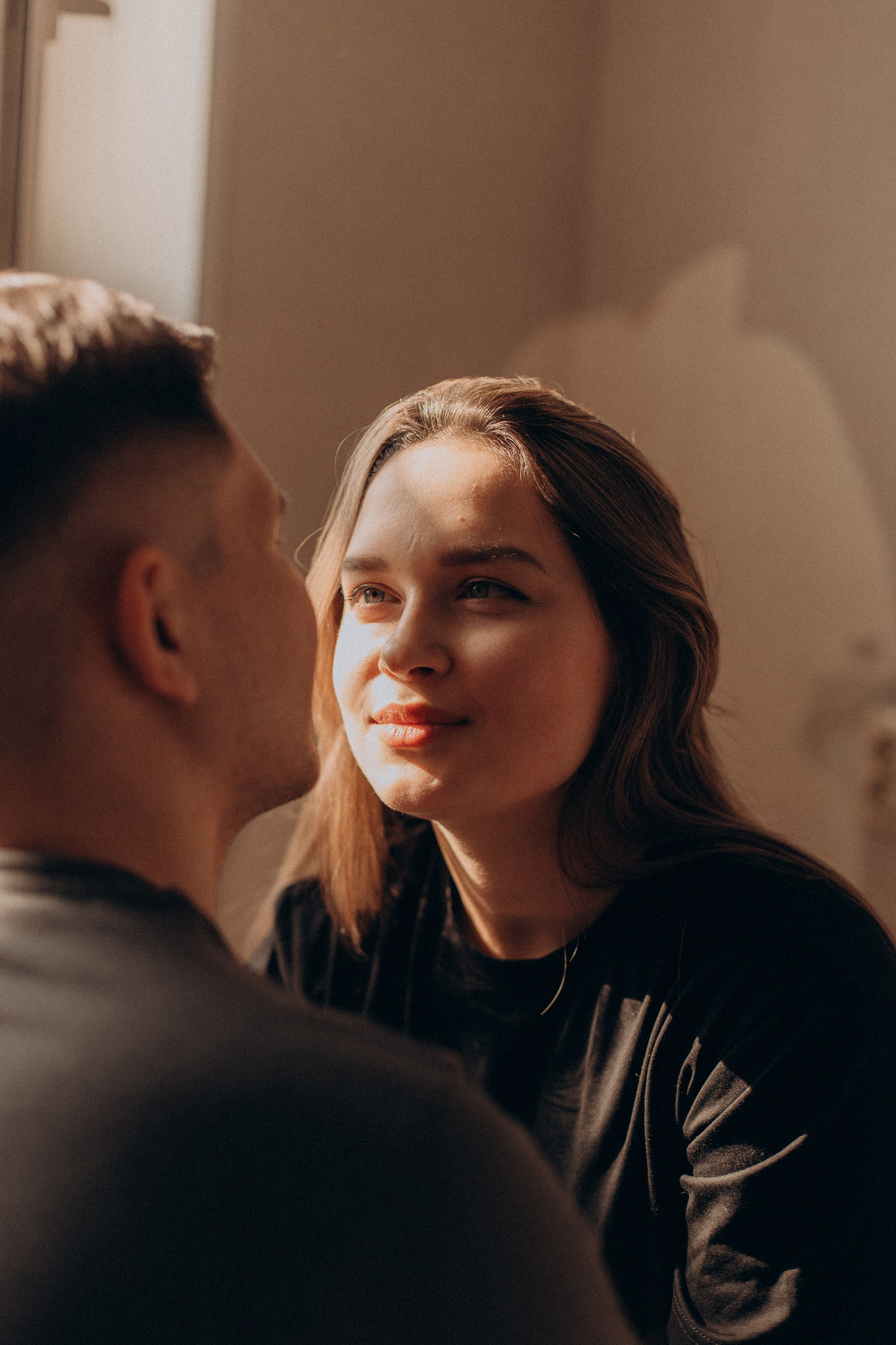 Солнце наполнило комнату светом, а вы — теплом. Свадебный фотограф Илья Бринк