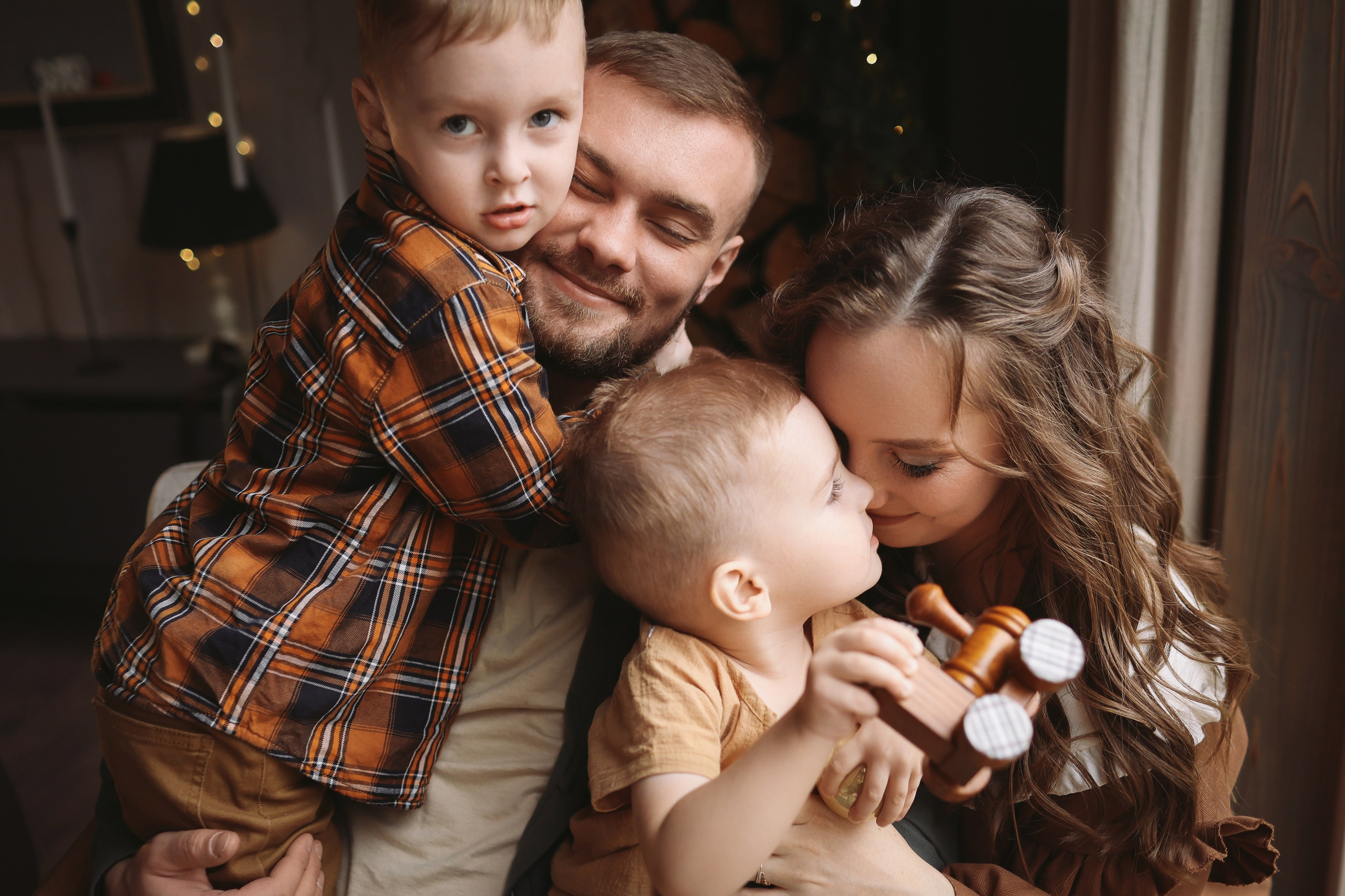Семейная новогодняя фотосессия в загородном домике. Фотограф Владимир Москва