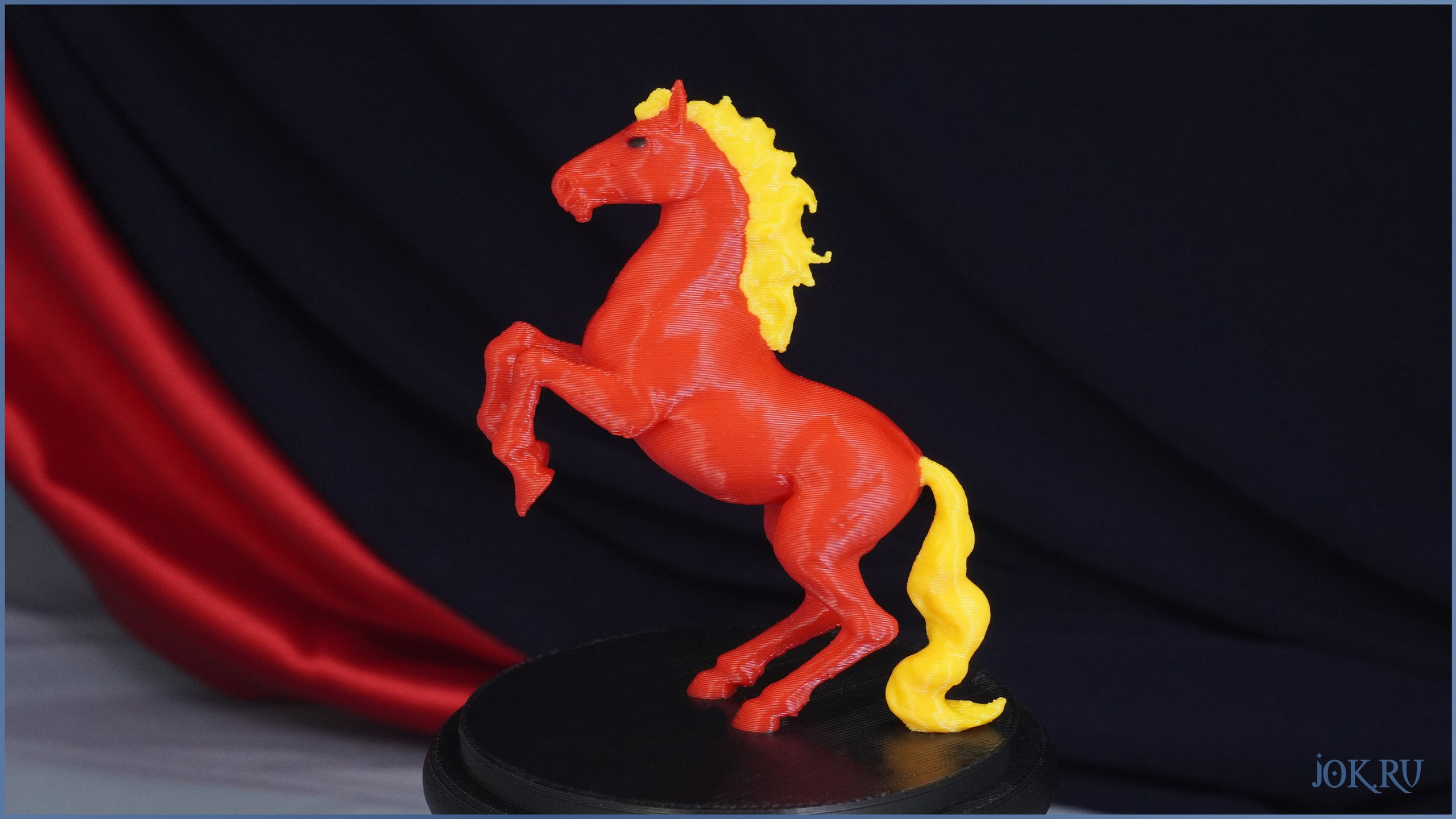 Огненная лошадь — декоративная фигурка для новогоднего оформления, олицетворяющая страсть и силу духа.