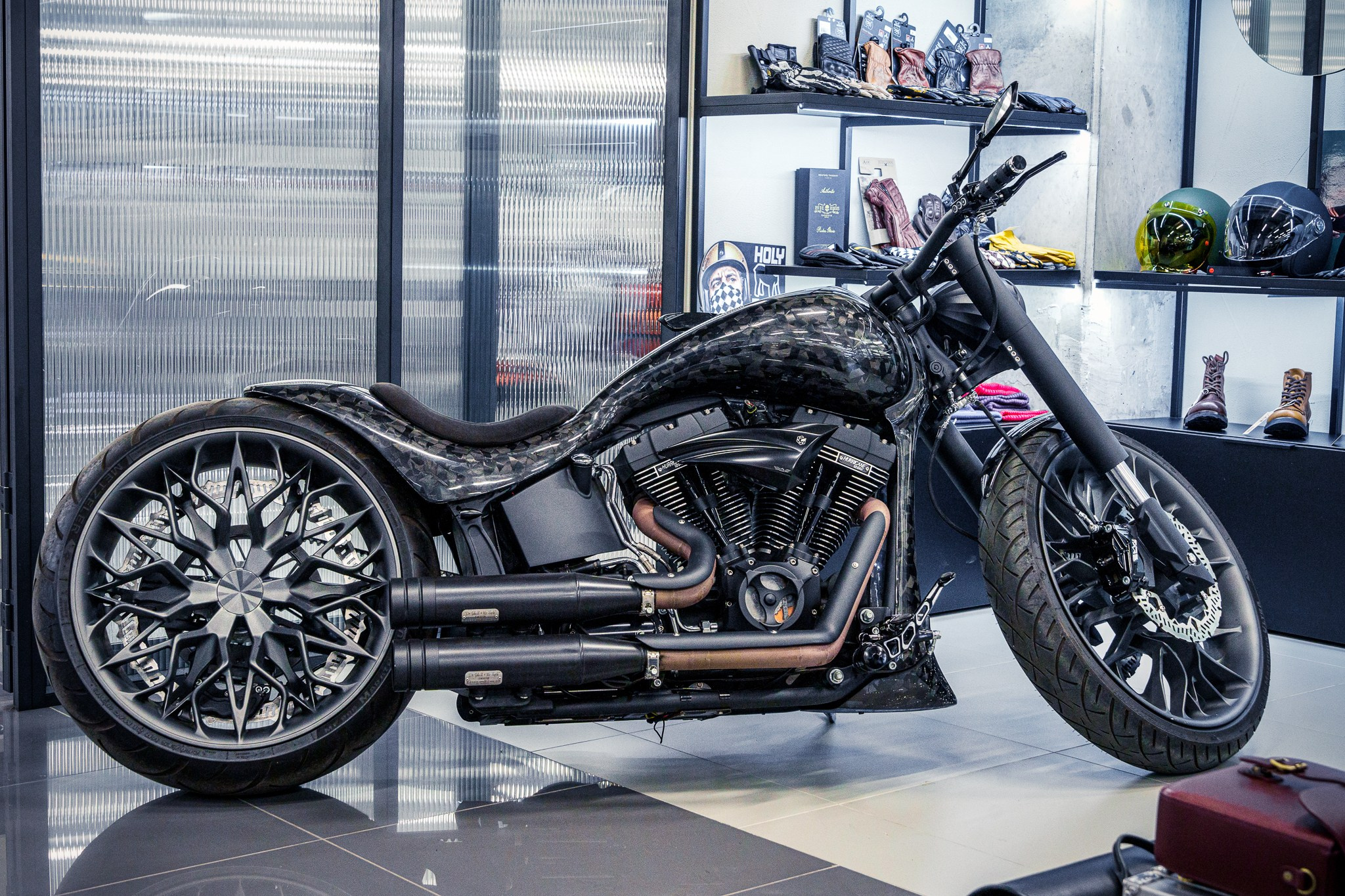 Кастомный мотоцикл GAZ из кованого карбона в интерьерной съёмке