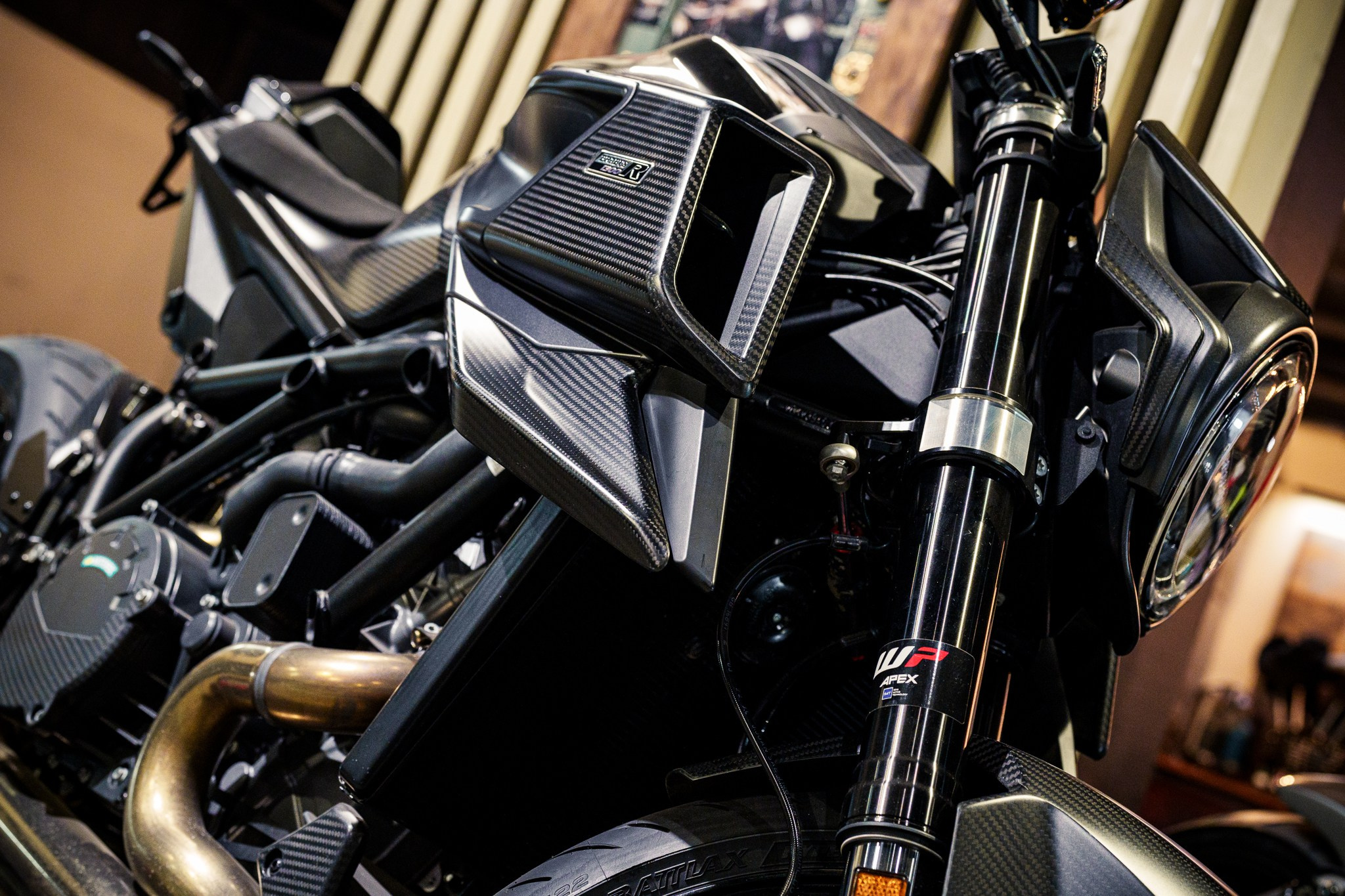 Премиальный чёрный KTM Brabus 1300R — интерьерная фотосессия