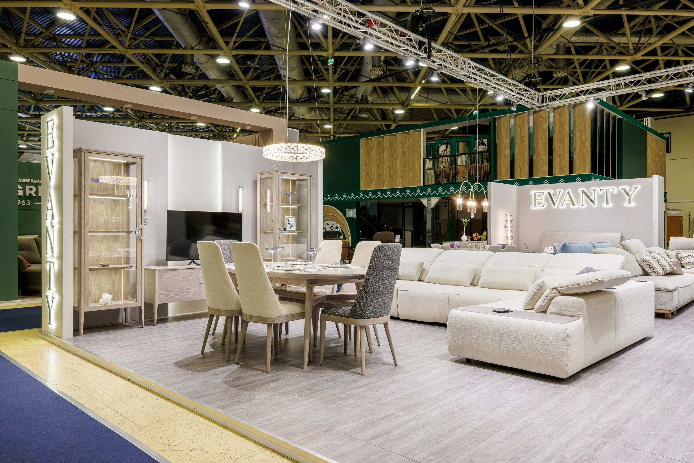 Работа большого стенда мебельной фабрики Evanty. Фотограф на выставку в Москве