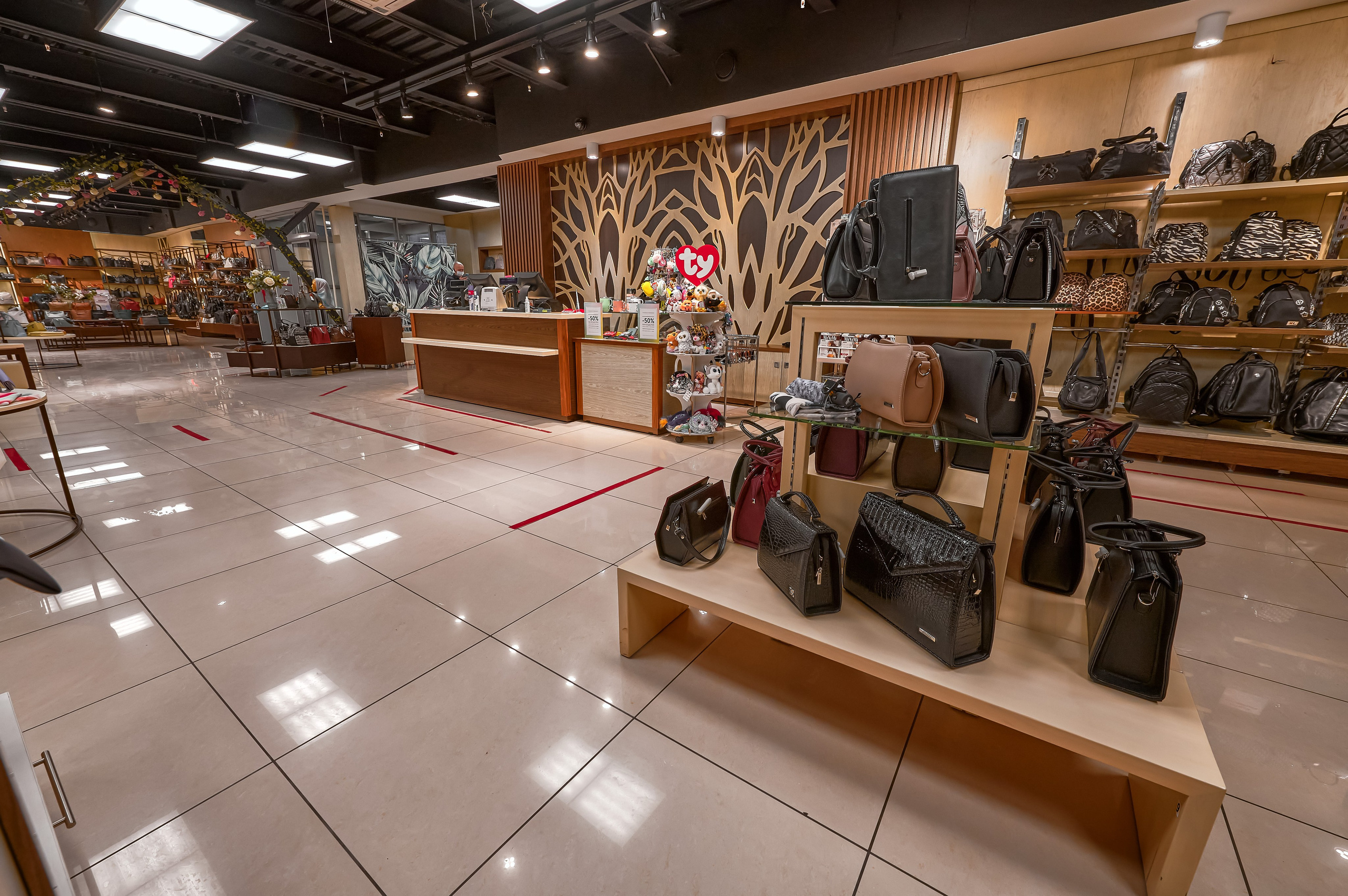 Портфолио по интерьерной и экстерьерной фотосъёмки: Мир сумок — Левый берег. Фотограф Яковлев Роман — Красноярск