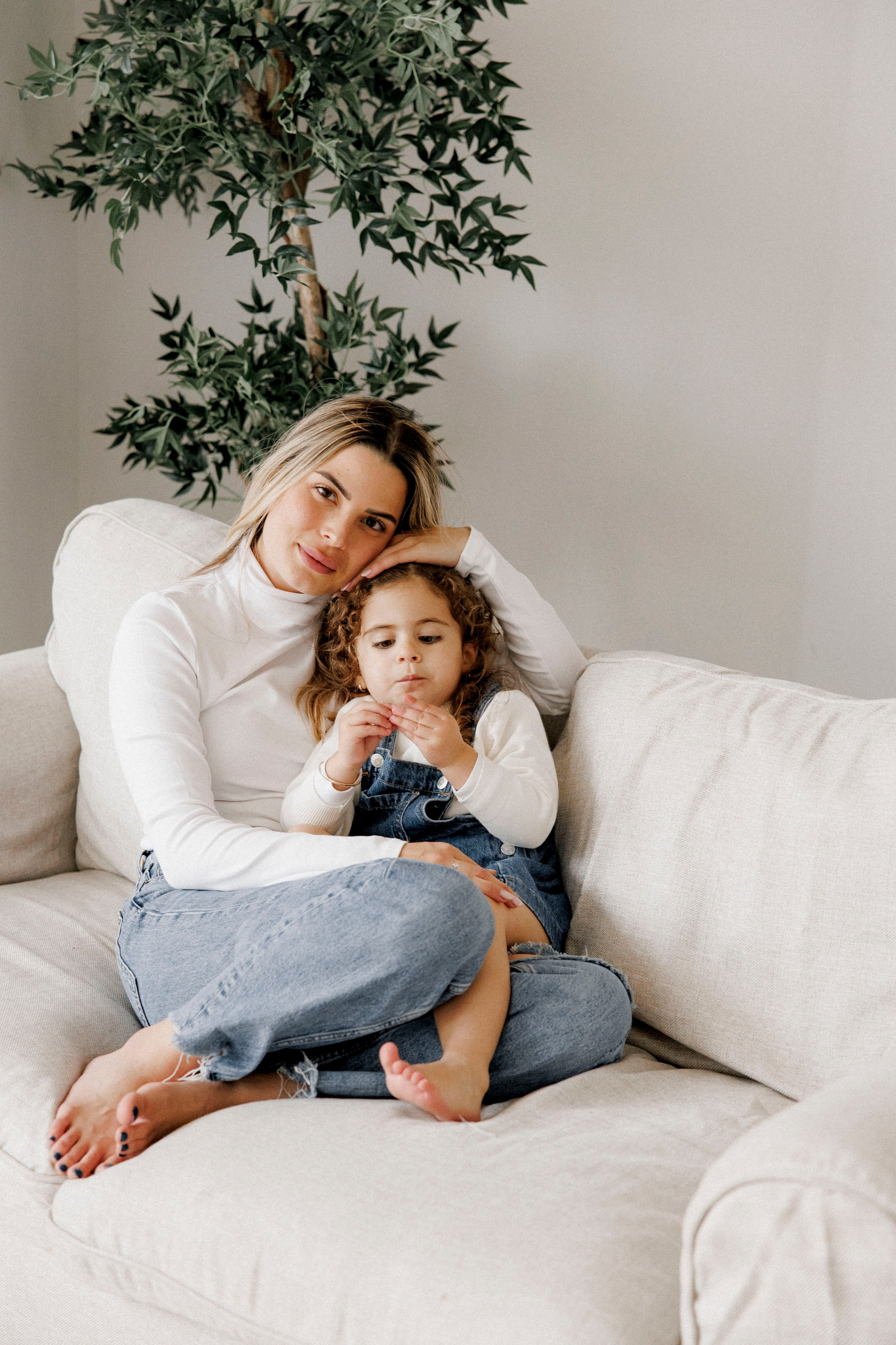 Family photoshoot in White Studio. Wedding and family photographer