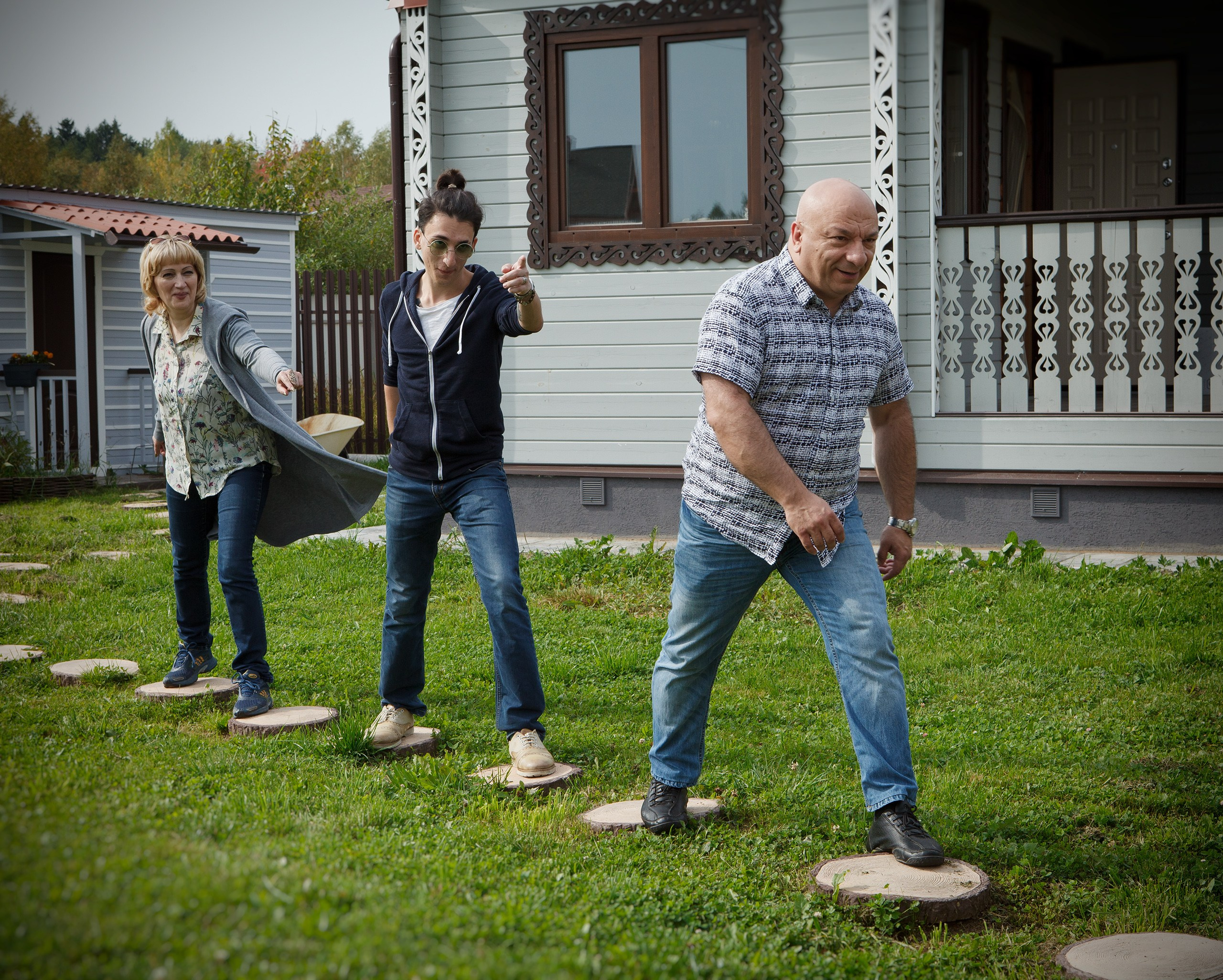 Семейный портрет актера Михаила Богдасарова. Семейный портрет на природе. Семья на даче.