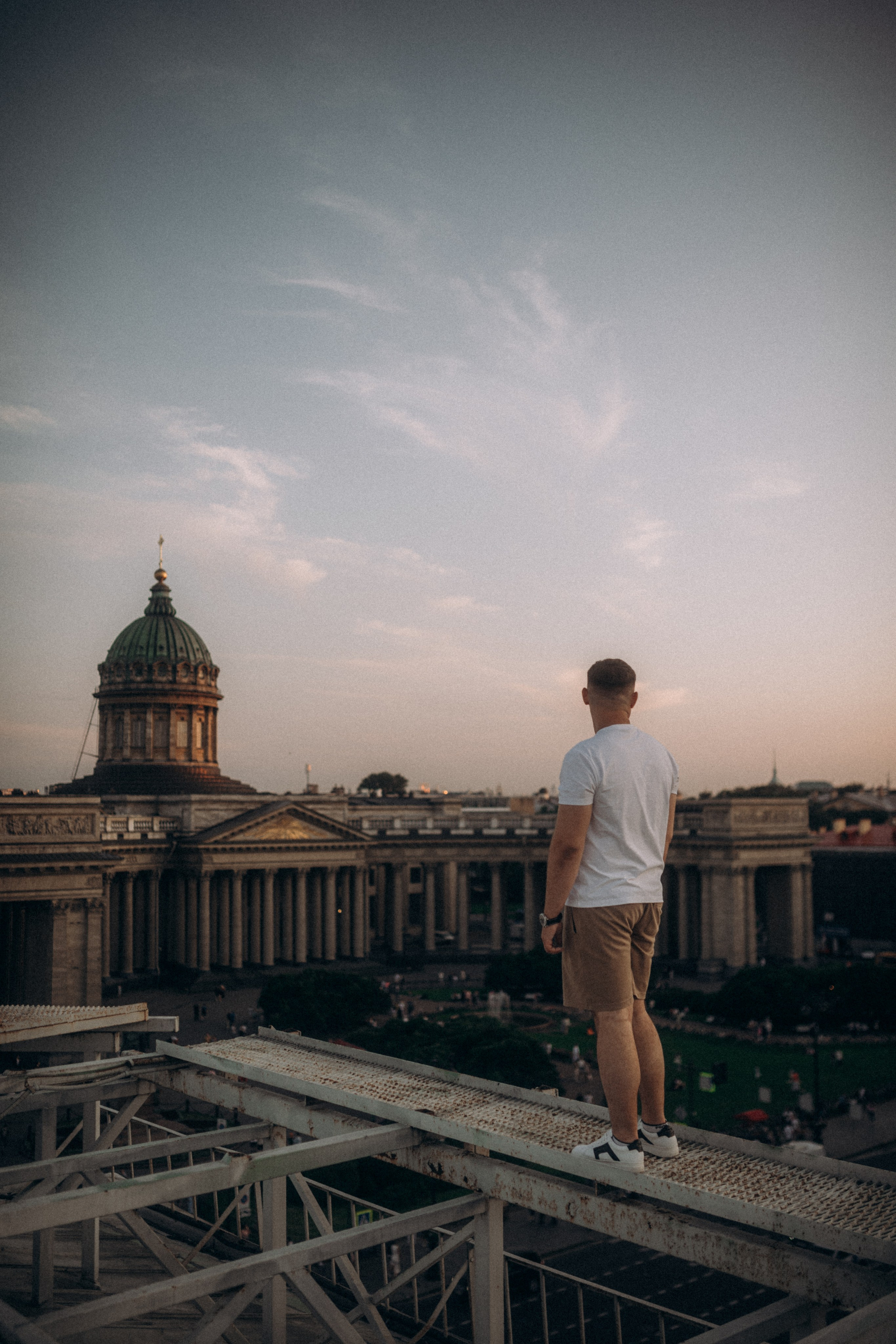 Мы сидим на питерской, теплой крыше. Фотограф в Санкт Петербурге Лара Великова