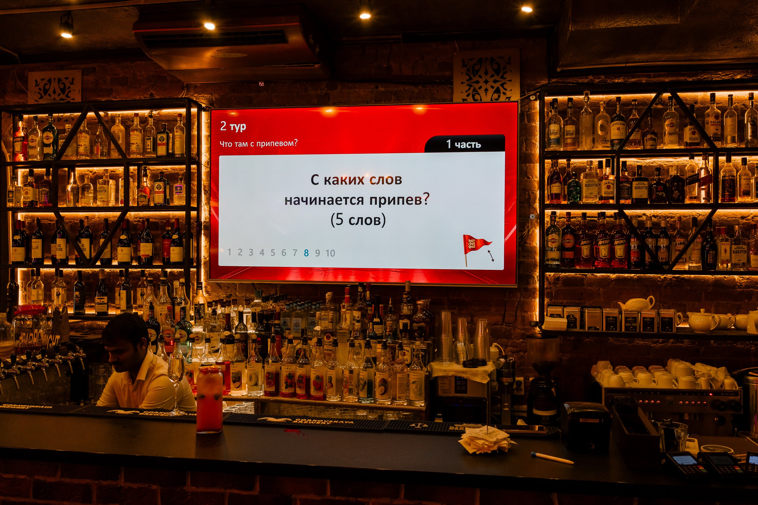 Интерьер бара Bar BQ Night. Большой телевизор за барной стойкой