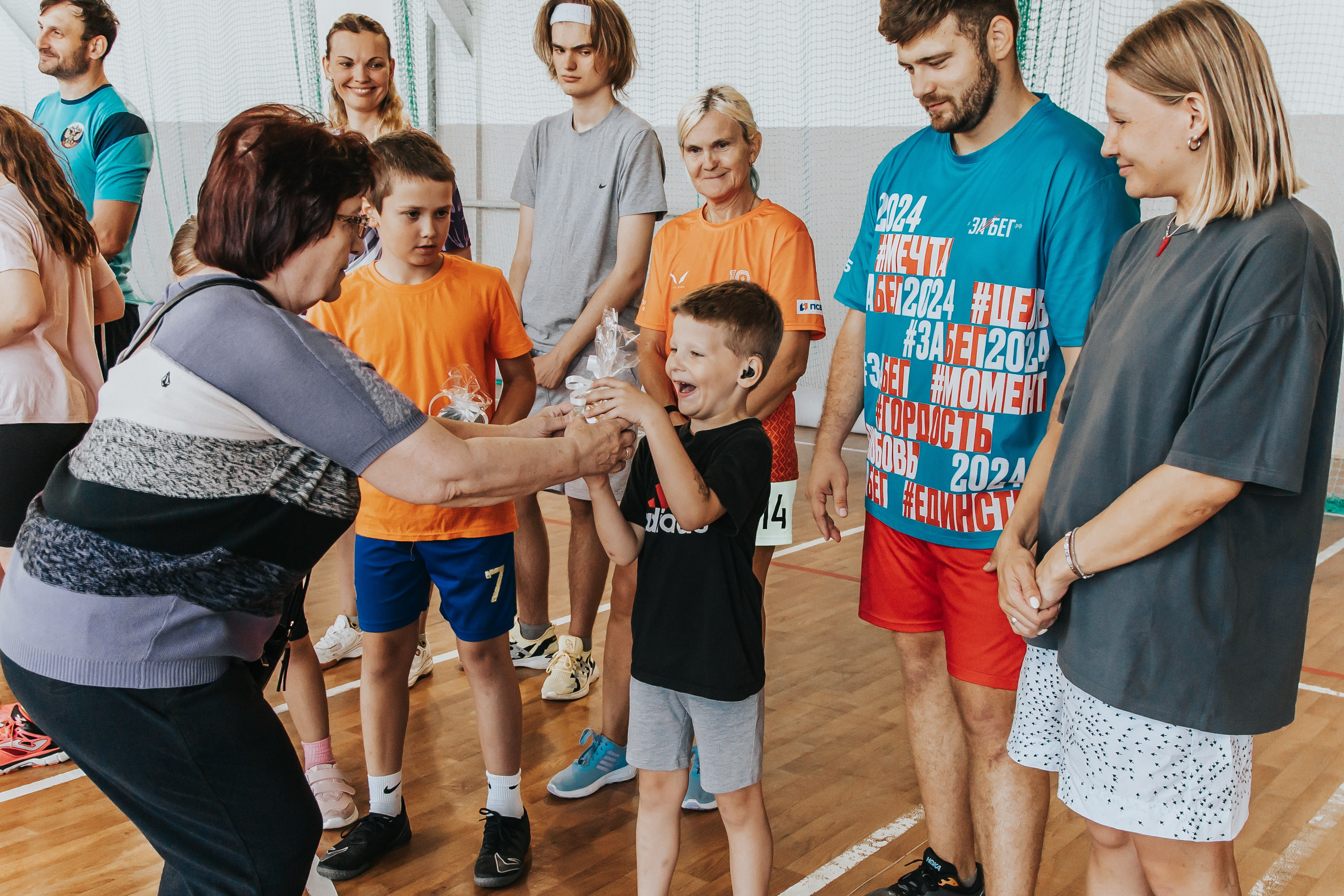 Репортажная спортивная съемка г. Королев стадион Металлист «папа, мама, я — спортивная семья». Юлия Егорова | Свадебный фотограф, семейный фотограф Москва, МО • Портреты • репортажи • день рождения • Love Story • дети