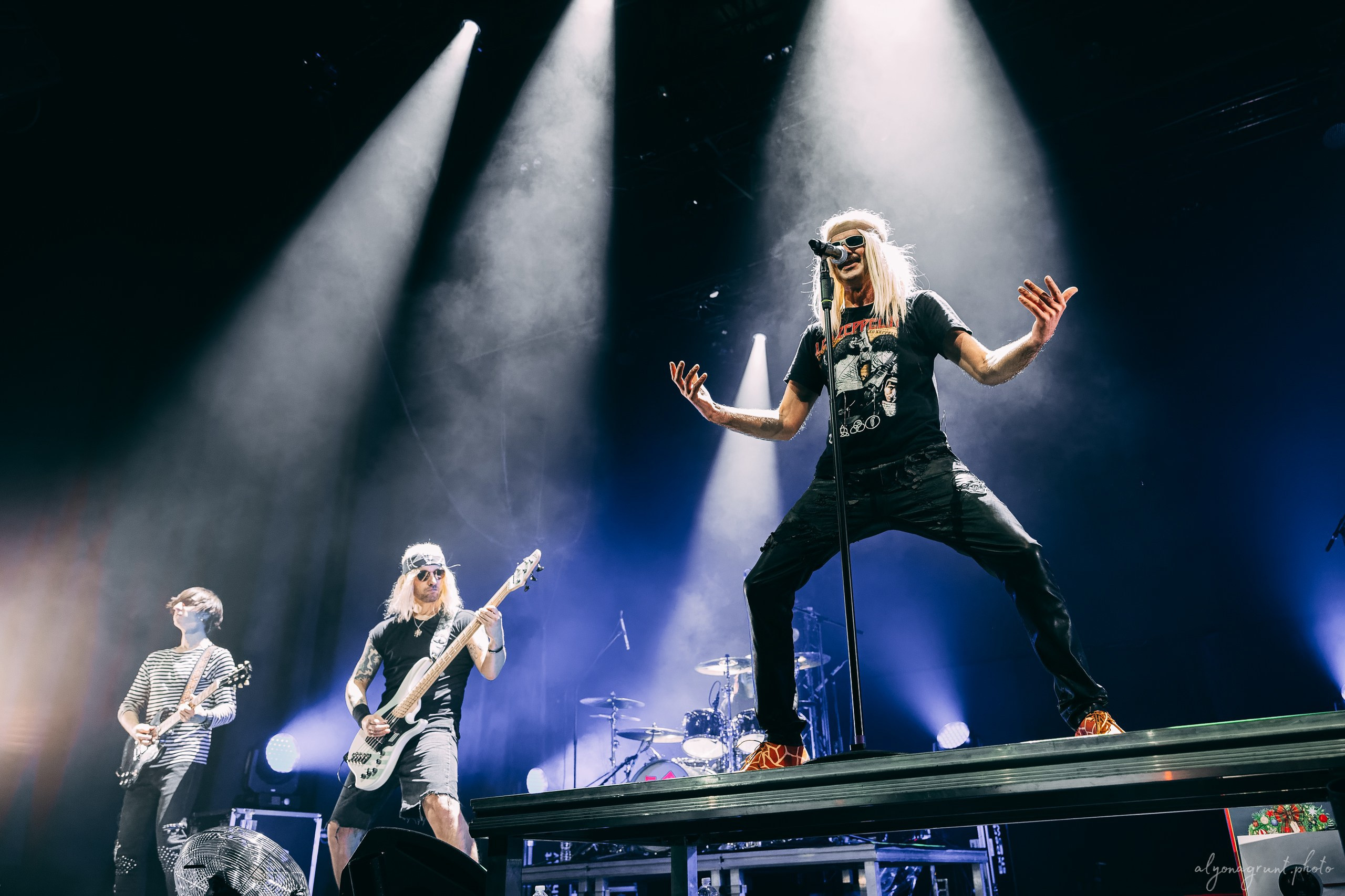 Багровый Фантомас, фоторепортаж, СПб, BASE, 14.12.2025. Алена Адрианова: фотограф в Санкт-Петербурге