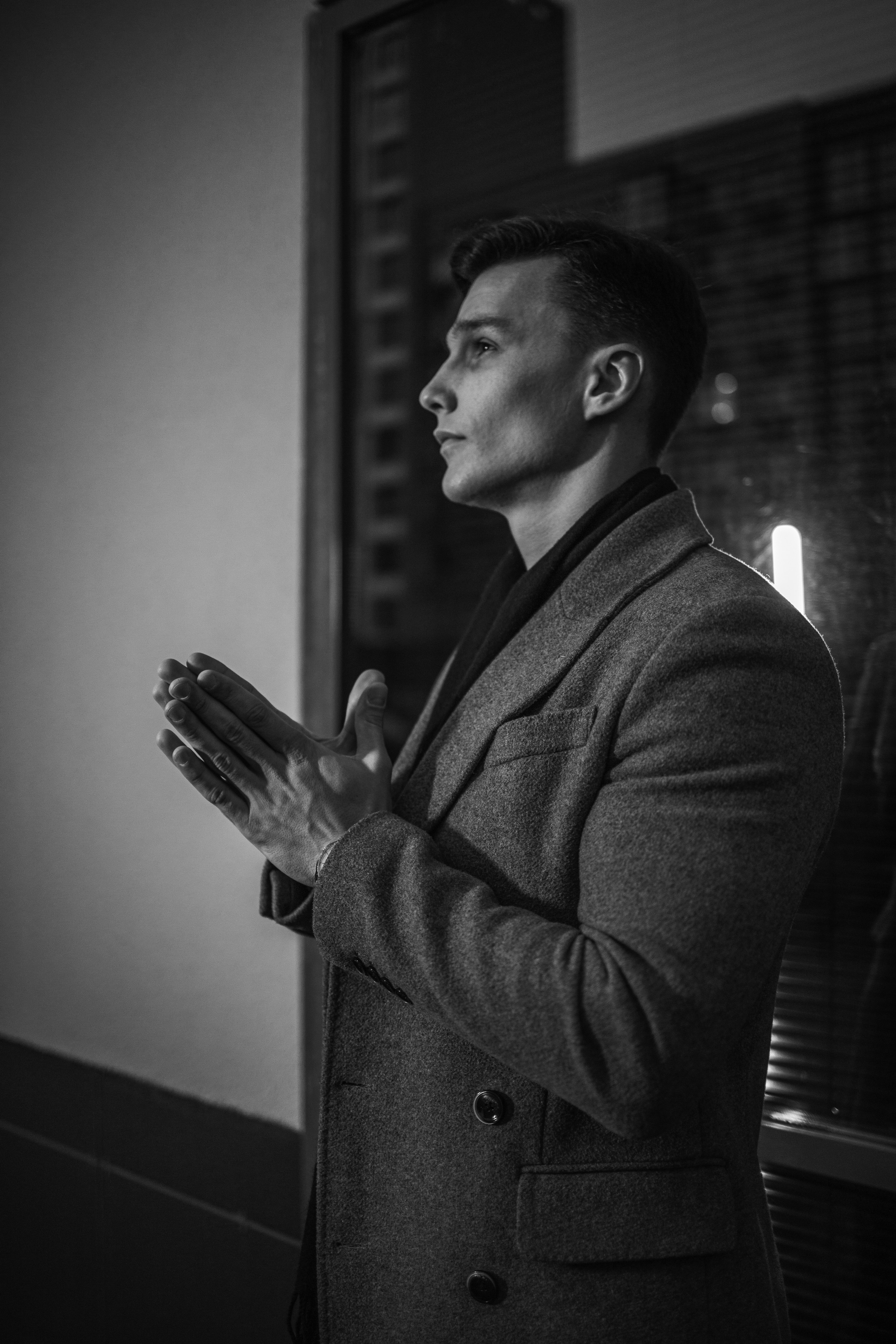 Мужская съемка в пальто в Ижевске. Бизнес фотограф Ижевск — Назаров Роман