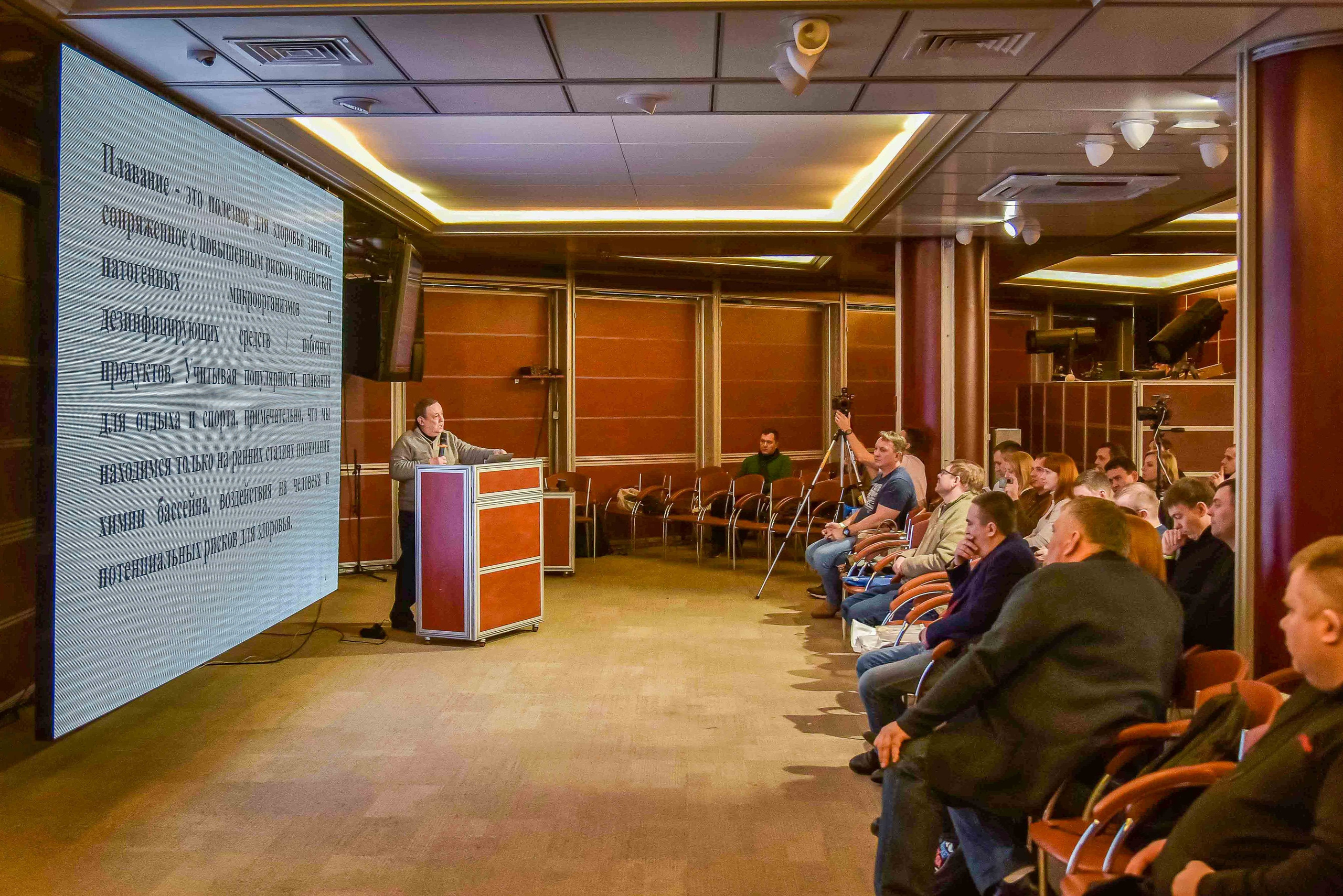 Выступление спикера на выставке в Москве, репортажная фотосъемка мероприятия передает атмосферу мероприятия.