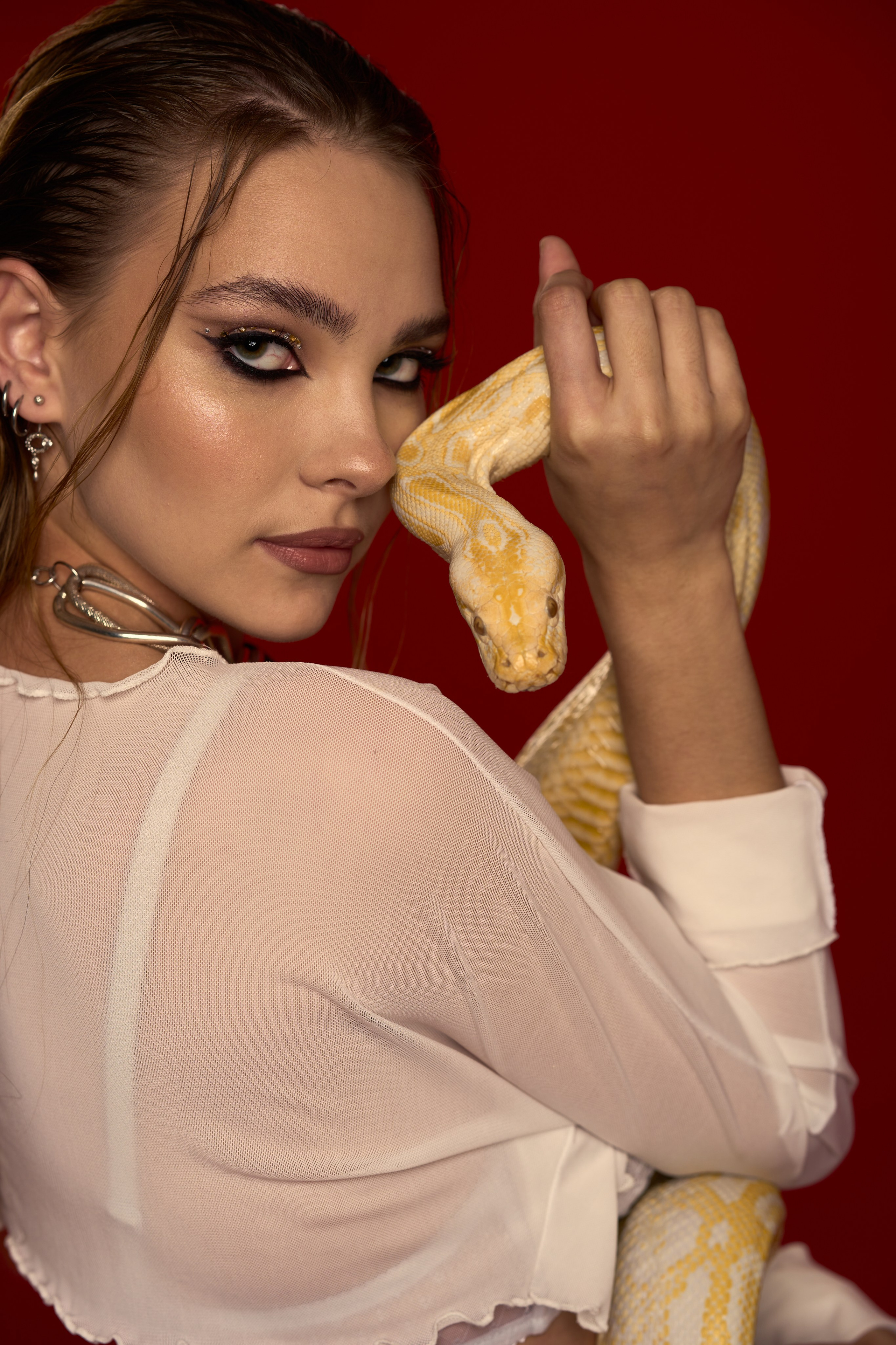 Фотосессия с символом 2025 года. Профессиональный Фотограф и Видеооператор