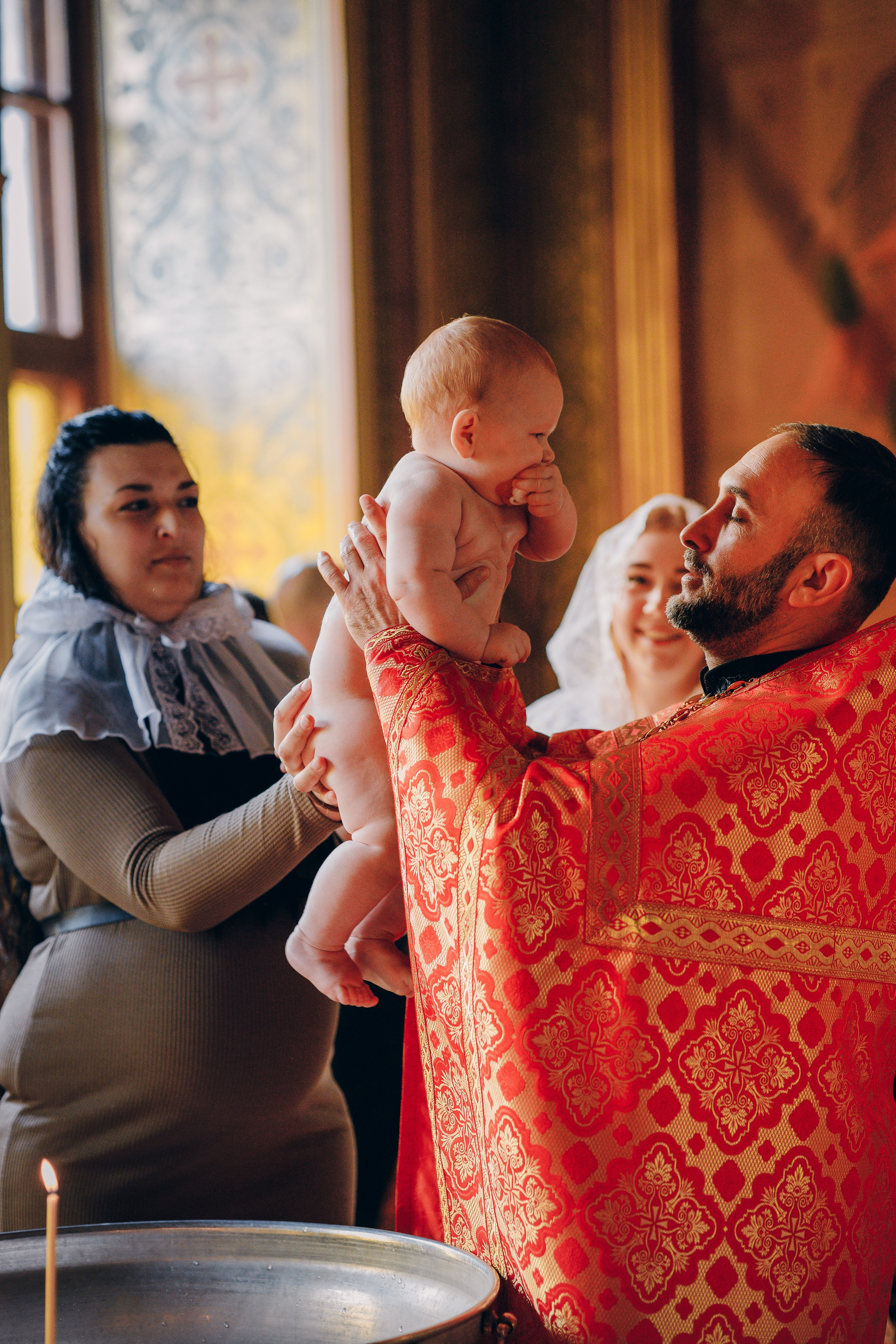 Зимняя съемка ребенка в церкви. Выпускные альбомы в Серпухове
