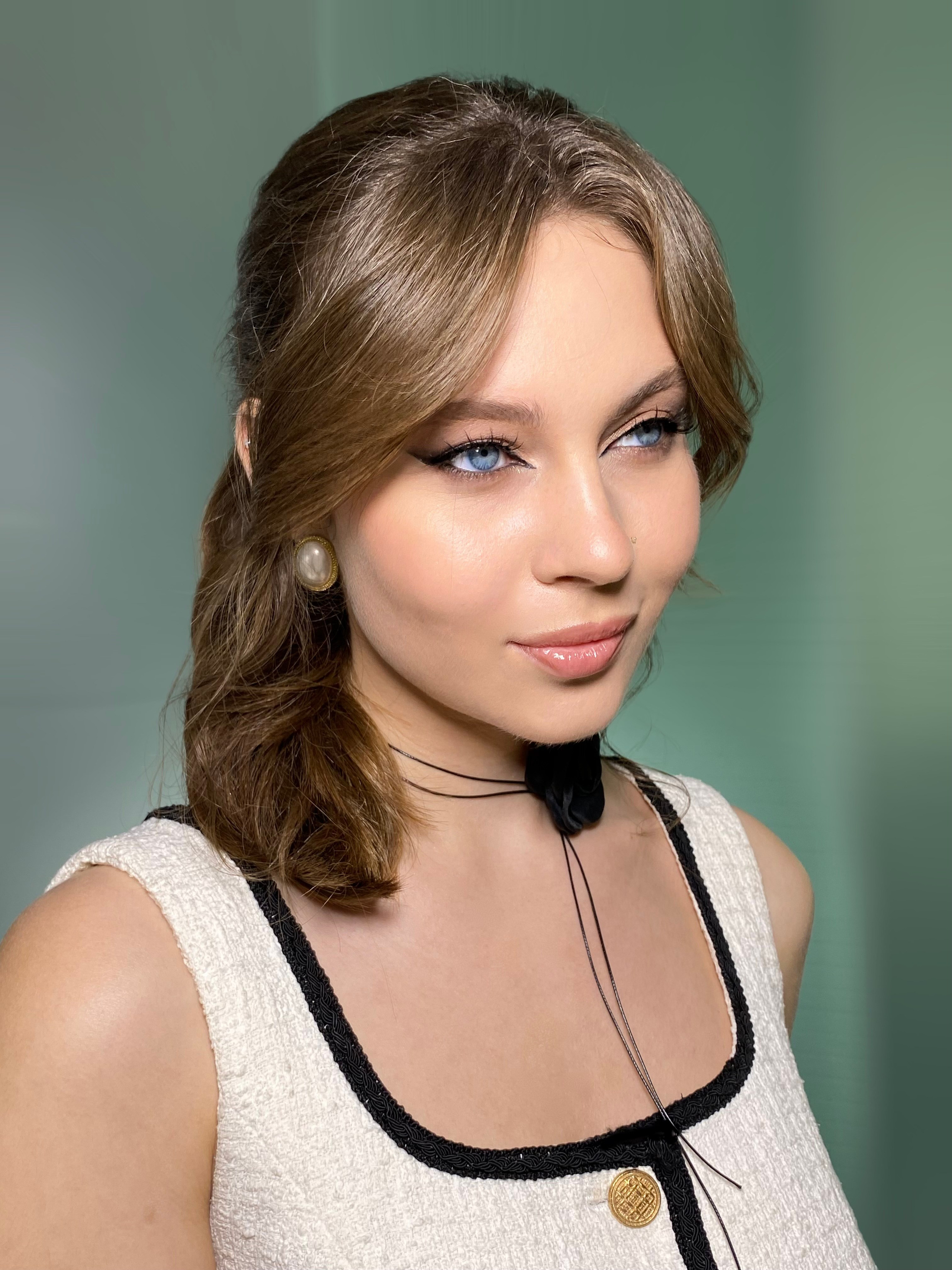 ВЕЧЕРНИЙ МАКИЯЖ В МОСКВЕ. СВАДЕБНЫЙ ВИЗАЖИСТ-СТИЛИСТ В МОСКВЕ ПРИЧЕСКИ МАКИЯЖ БРОВИ ВЫЕЗД