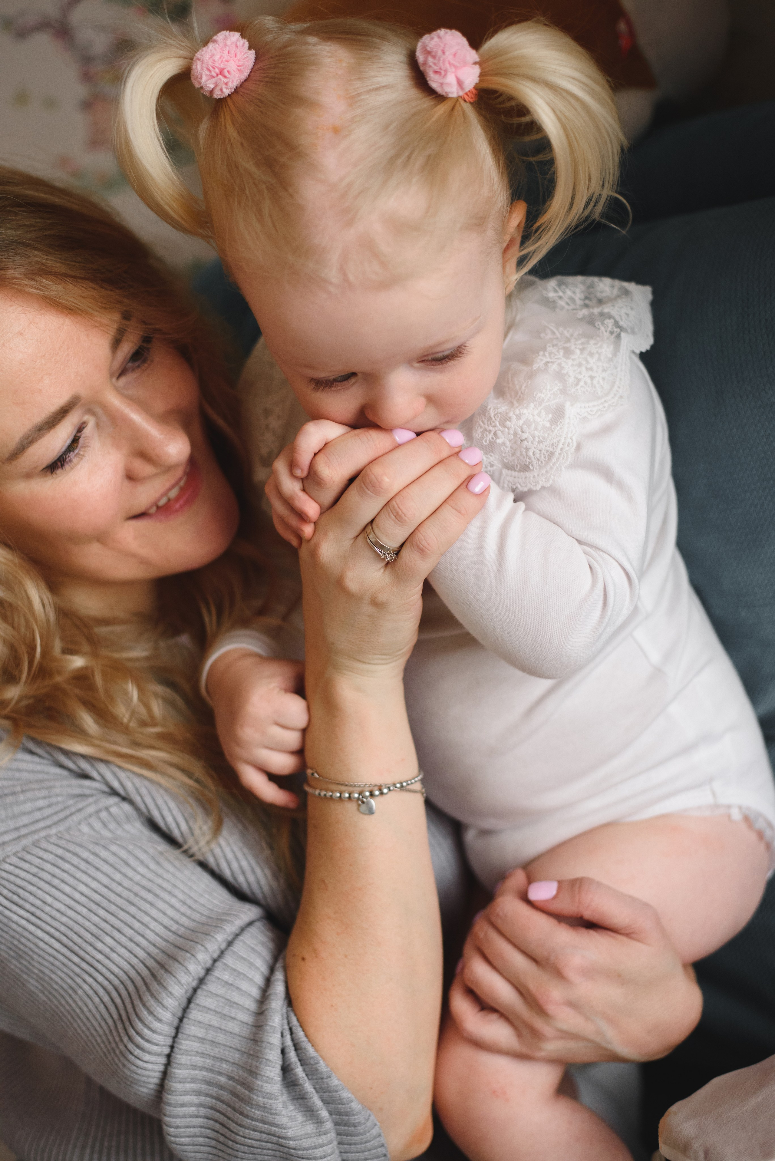 Home photo shoots in Montenegro. Photographer of newborns and children up to a year in Montenegro