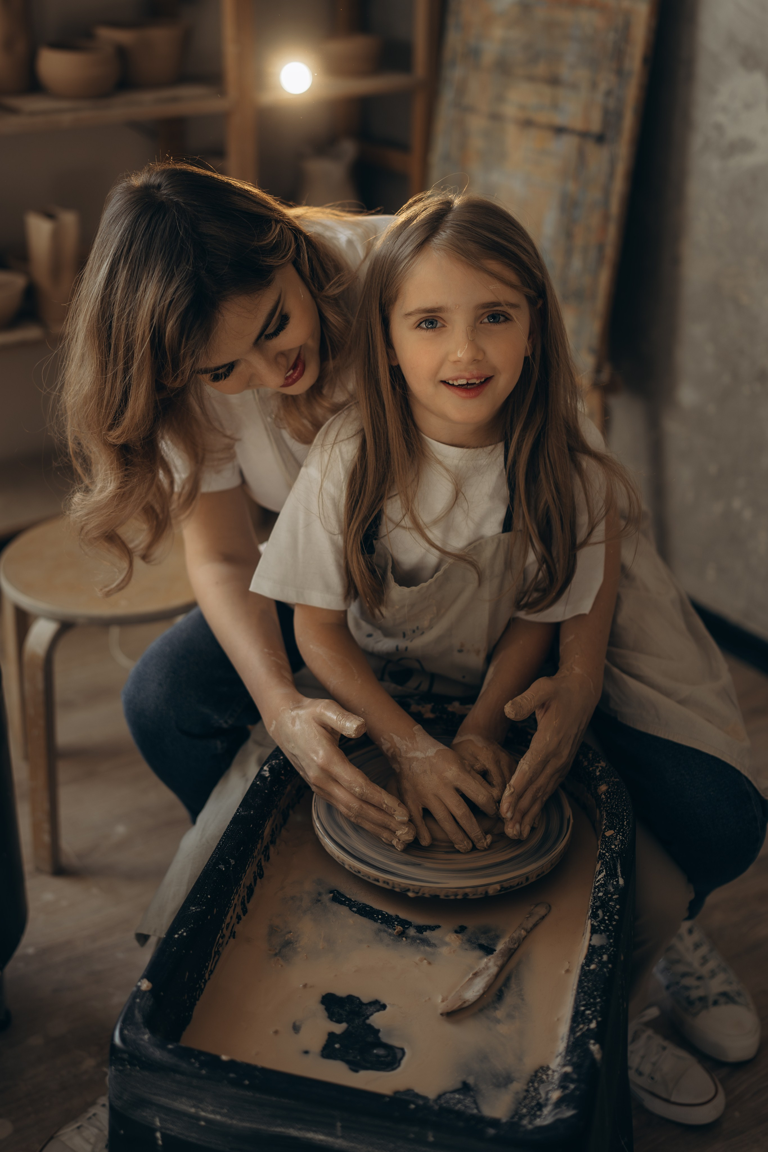 В гончарной мастерской. Семейный фотограф Москва. Фотограф беременности и материнства Москва