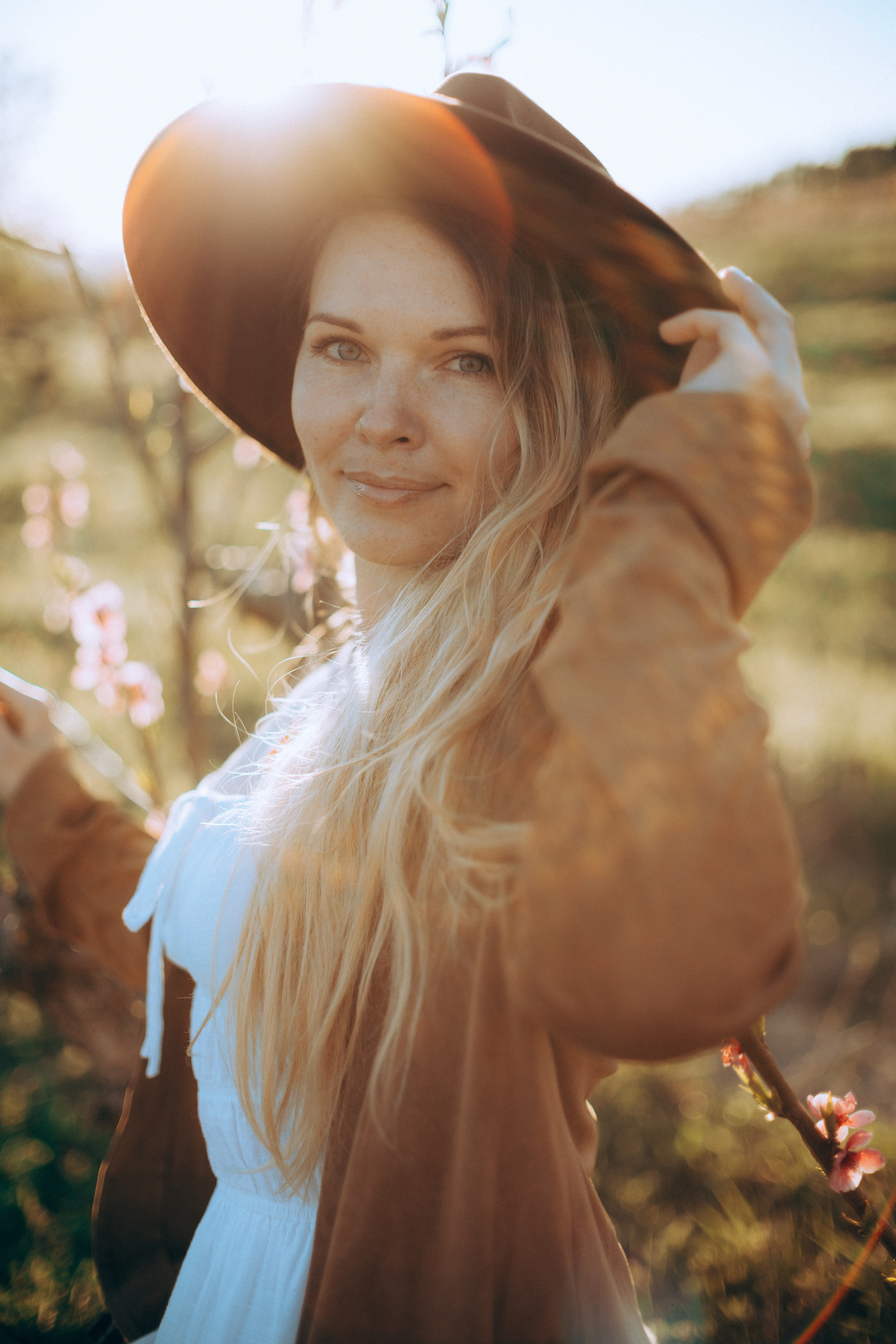 Женская фотосессия в персиковых цветениях. Портретный свадебный фотограф Крым | Евгения Щитенко