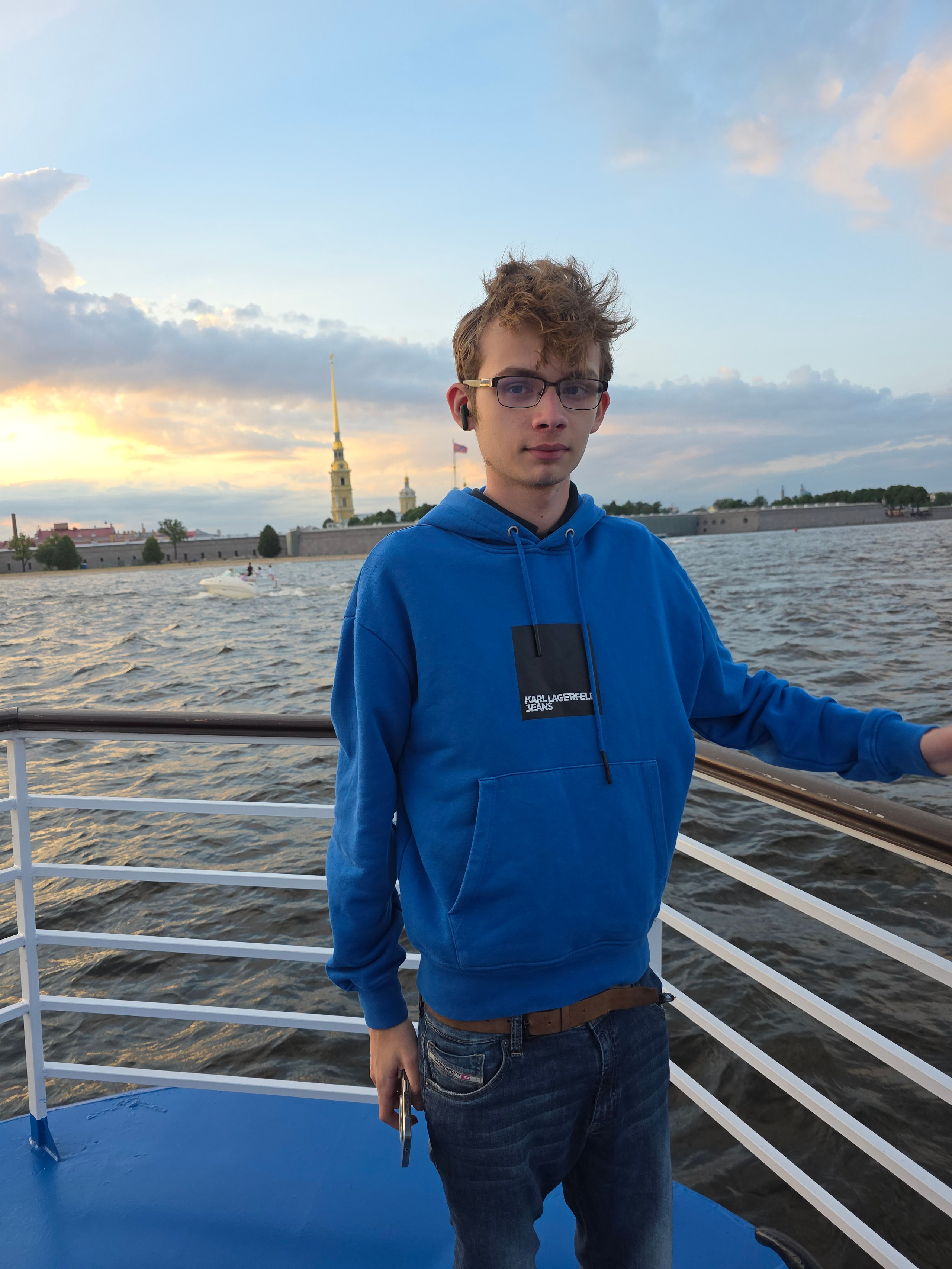 В четверг поднялся ветер и волны