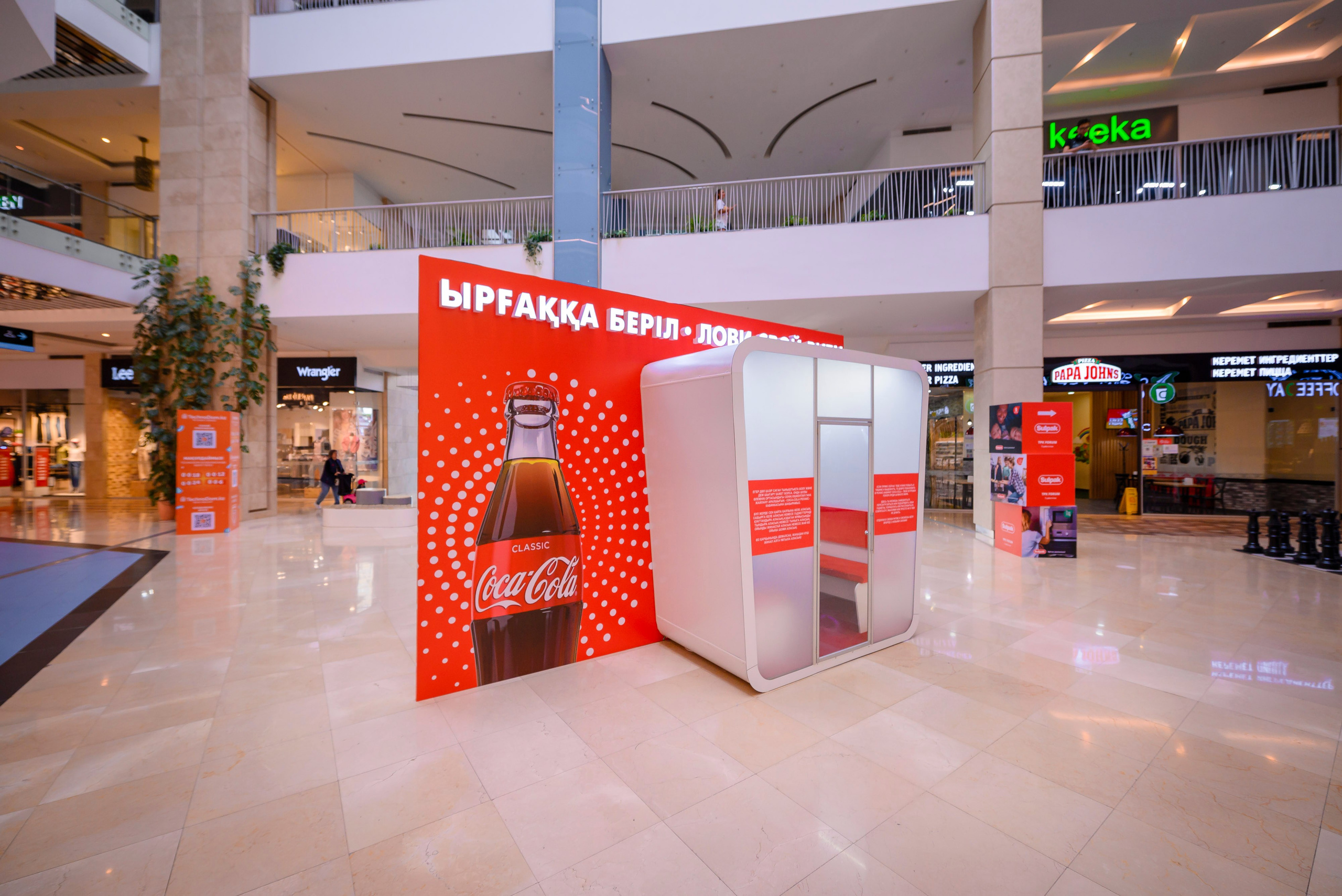 Инсталляция Coca-Cola в ТЦ Fоrum. Интерьерный и репортажный фотограф в Алматы