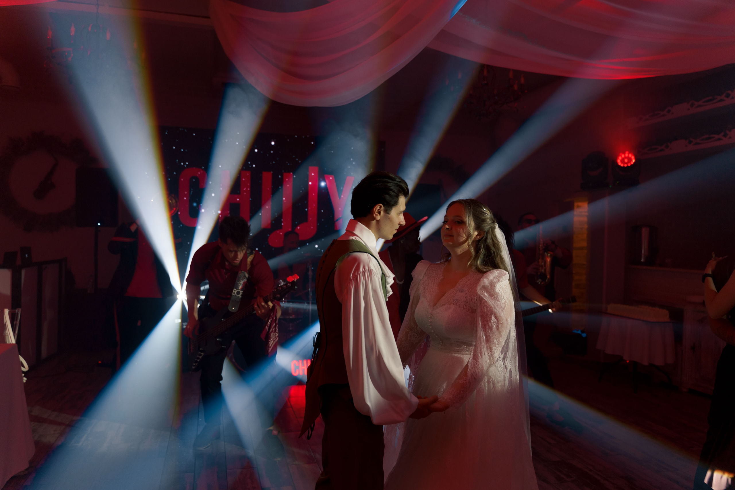 фотосессия свадебного банкета  танцы