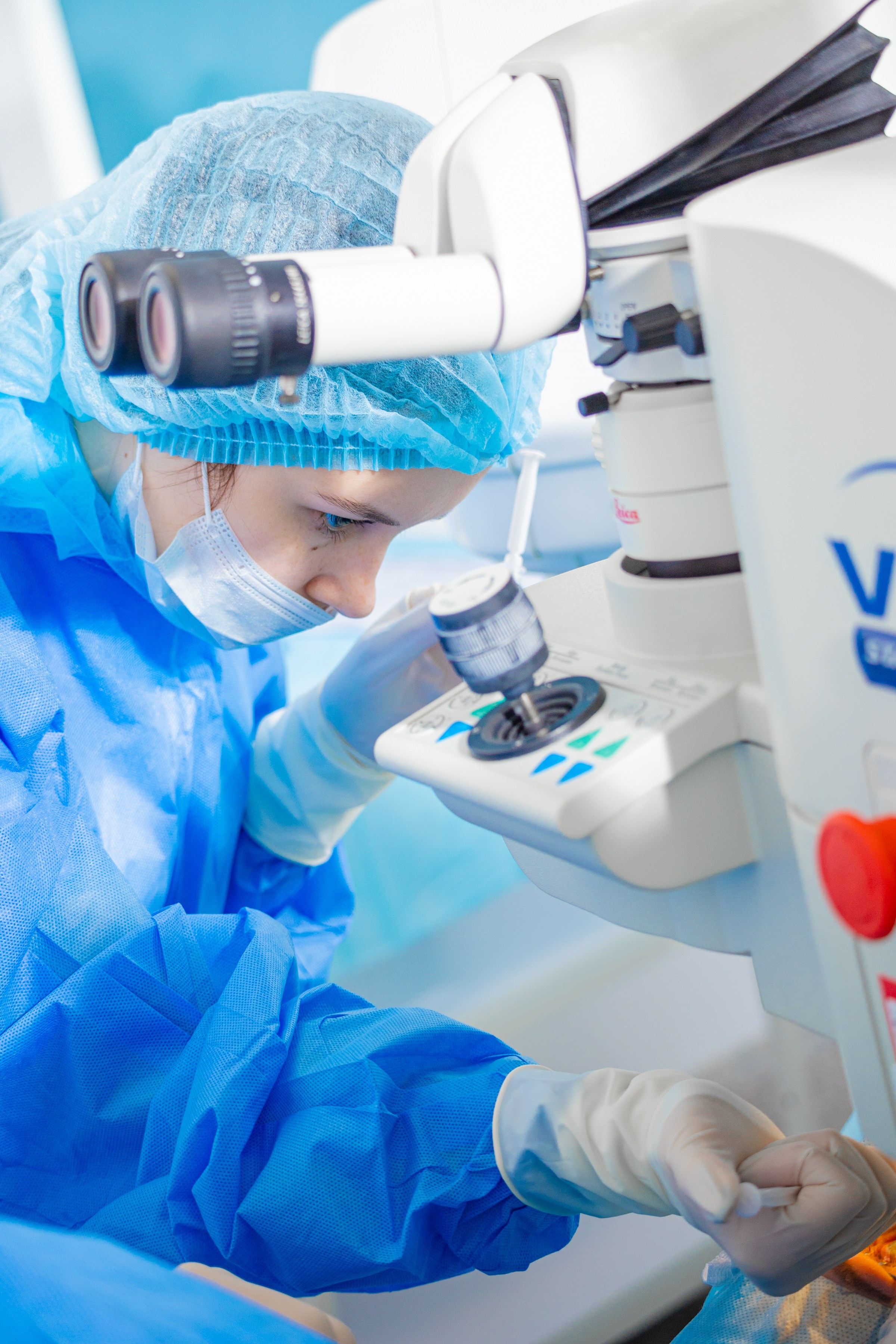 Репортажная фотография медицинского работника во время операции