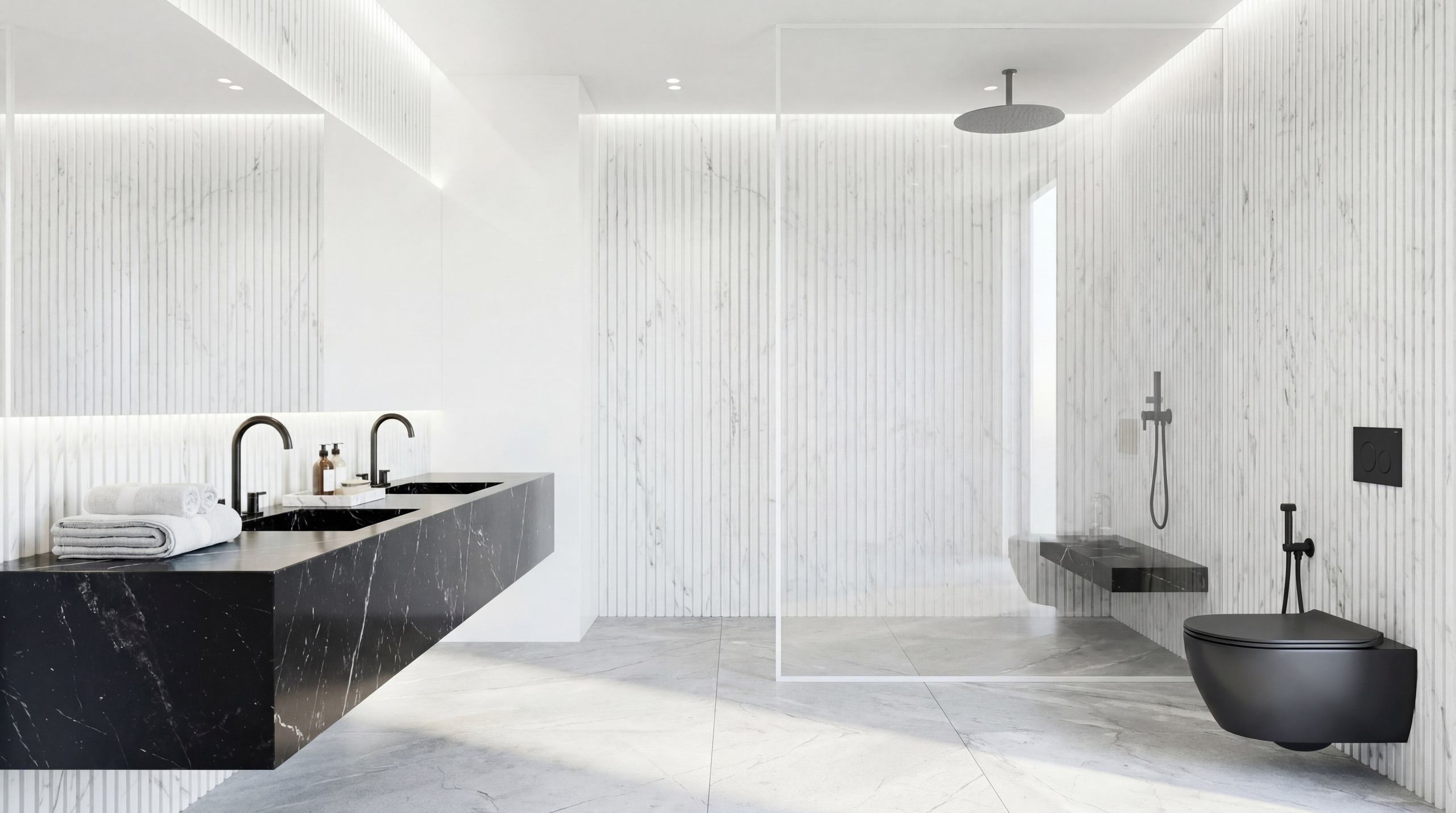 Минималистичный дизайн ванной комнаты в квартире 125 м² от Валерии Котович: черная мраморная консоль, рифленые мраморные стены, стеклянная душевая и черная сантехника.