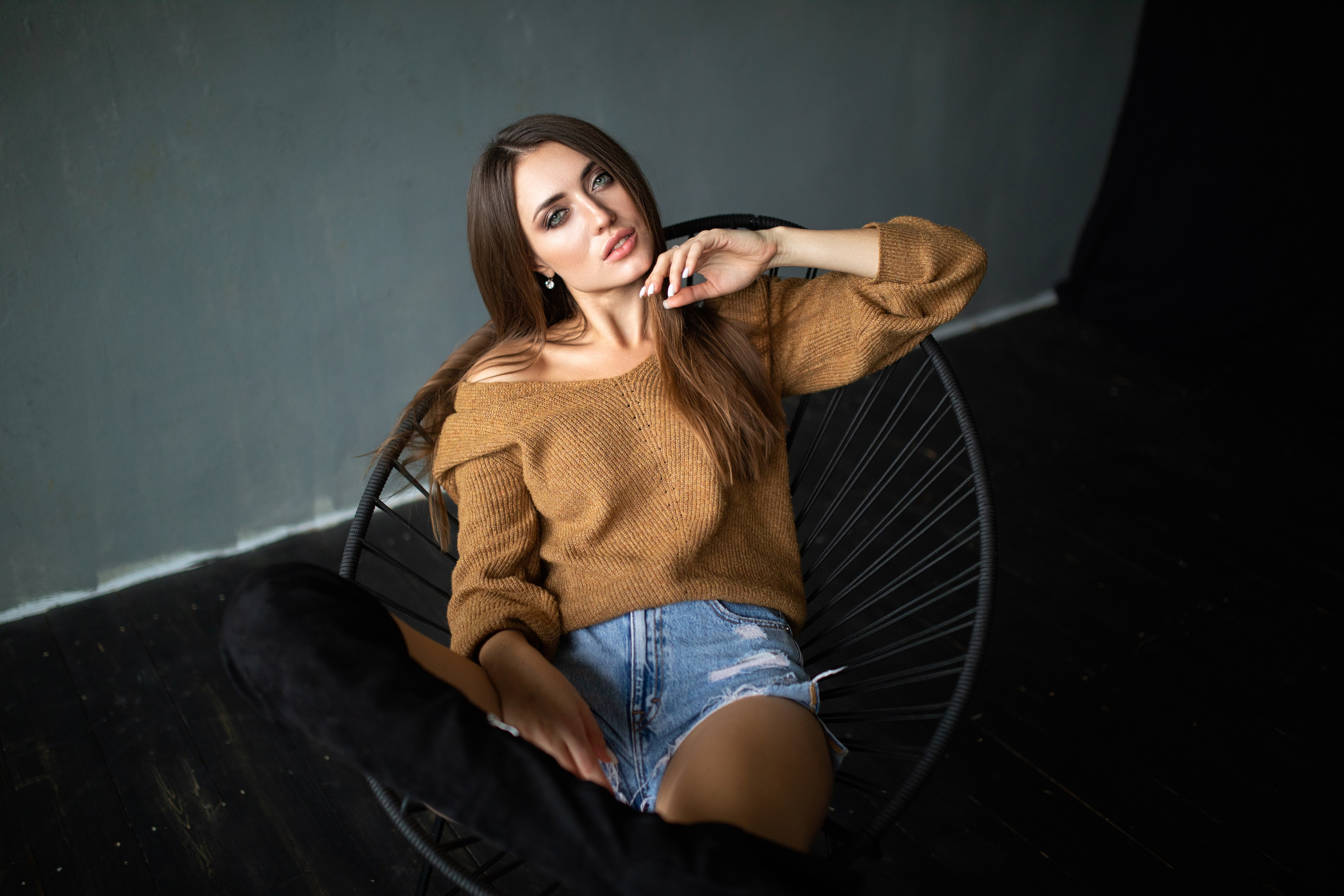 Фотосет с Анастасией в студии с минимальным интерьером в формате для «себя»