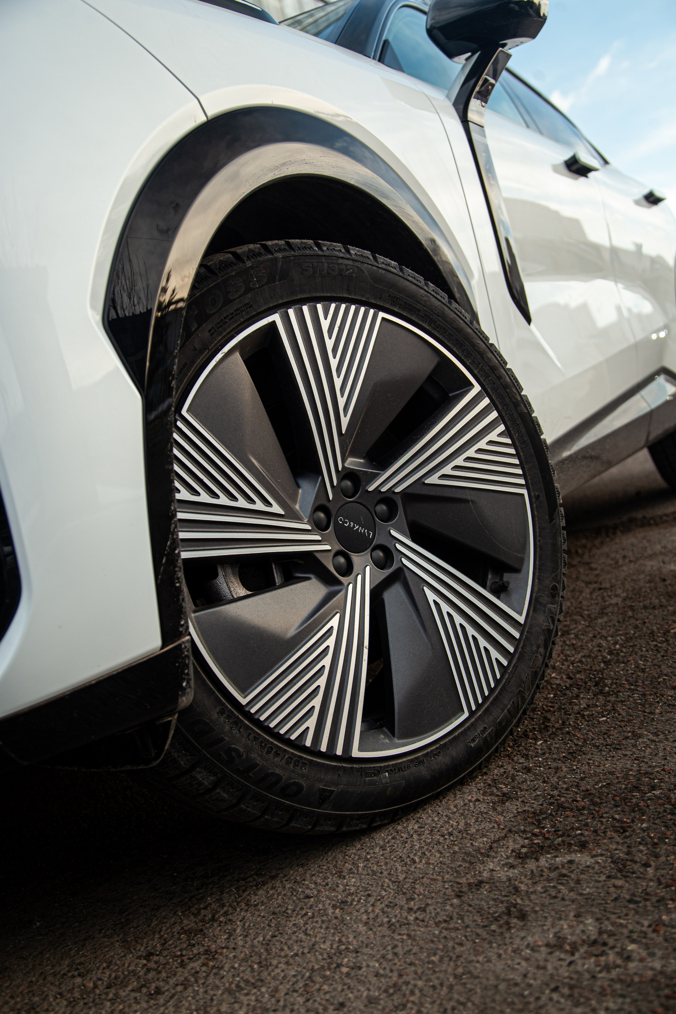 Lynk&Co 08 EM-P. Рекламный и портретный фотограф в Алматы — Серекпаев Танирхан