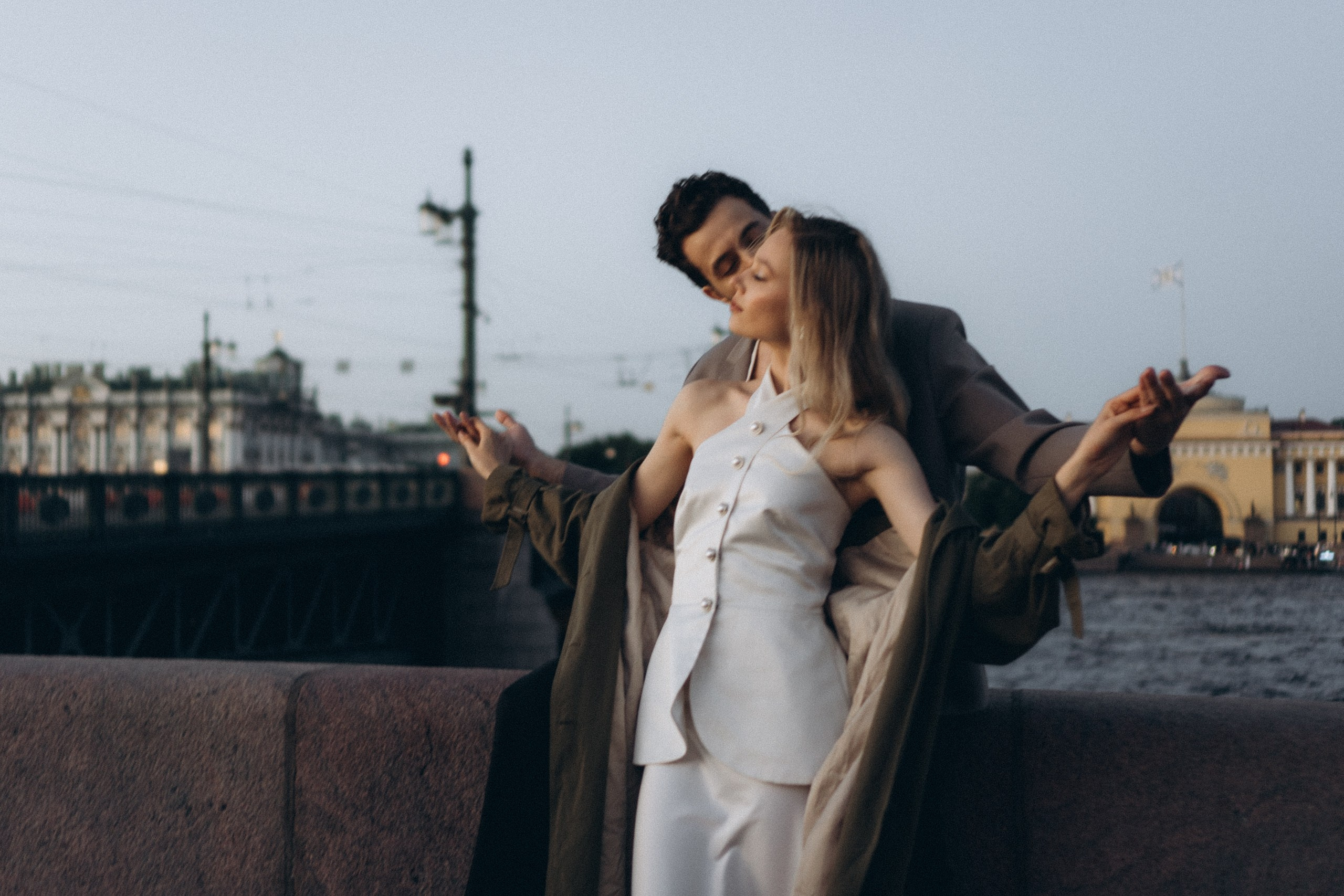 СВАДЕБНАЯ СЬЕМКА ПАРЫ НА РАССВЕТЕ В БЕЛЫЕ НОЧИ И ПРОГУЛКА С РАЗВОДНЫМИ МОСТАМИ И ПИКНИК ВОЗЛЕ ИСАКИЕВСКОГО СОБОРА. Профессиональный фотограф, Санкт-Петербург — Виктория Богомолова