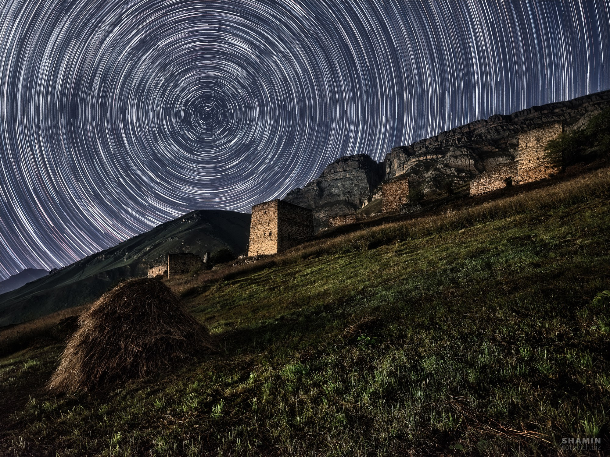 Пейзажи Ингушетии: горные хребты, башенные комплексы, долины и облака, снятые фотографом Константином Шаминым. Атмосферные кадры, передающие дух Кавказа, древнюю архитектуру и красоту природы Ингушетии. Фотограф Константин Шамин