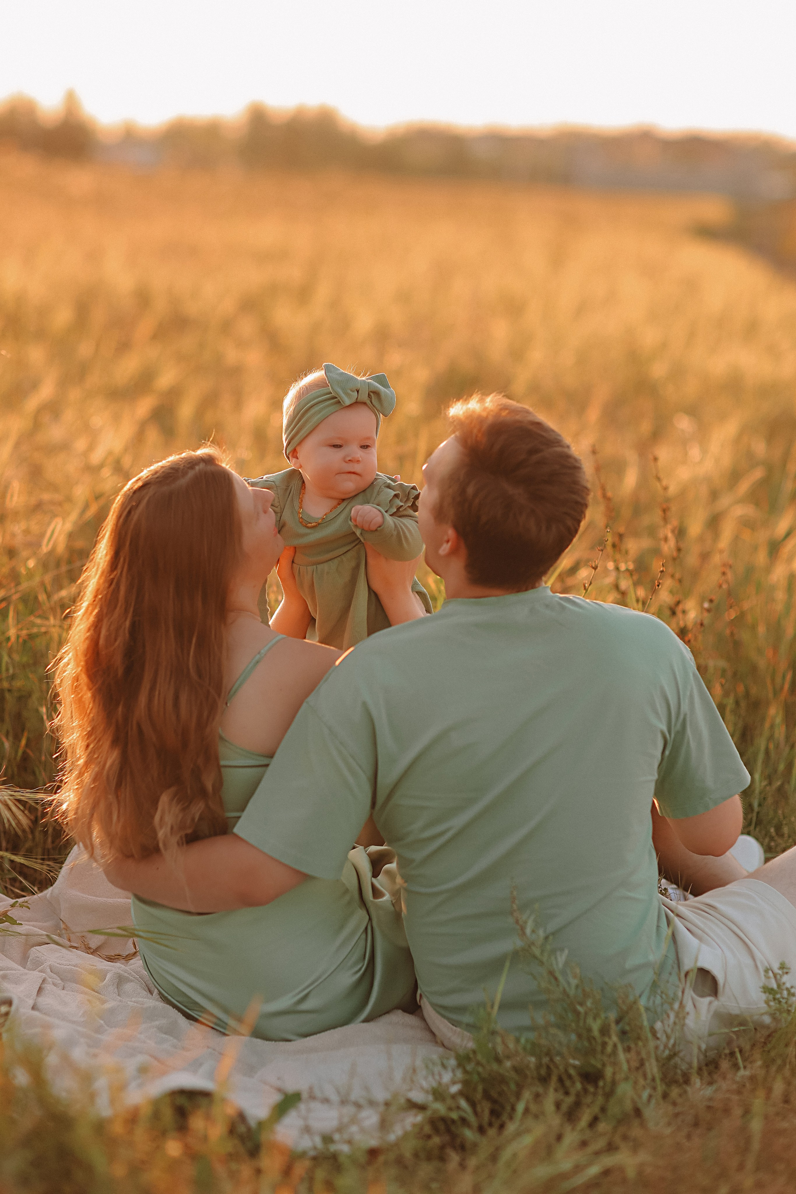 Закатное поле семейная. Семейный фотограф Тюмень, фотограф на роды Салмина Мария