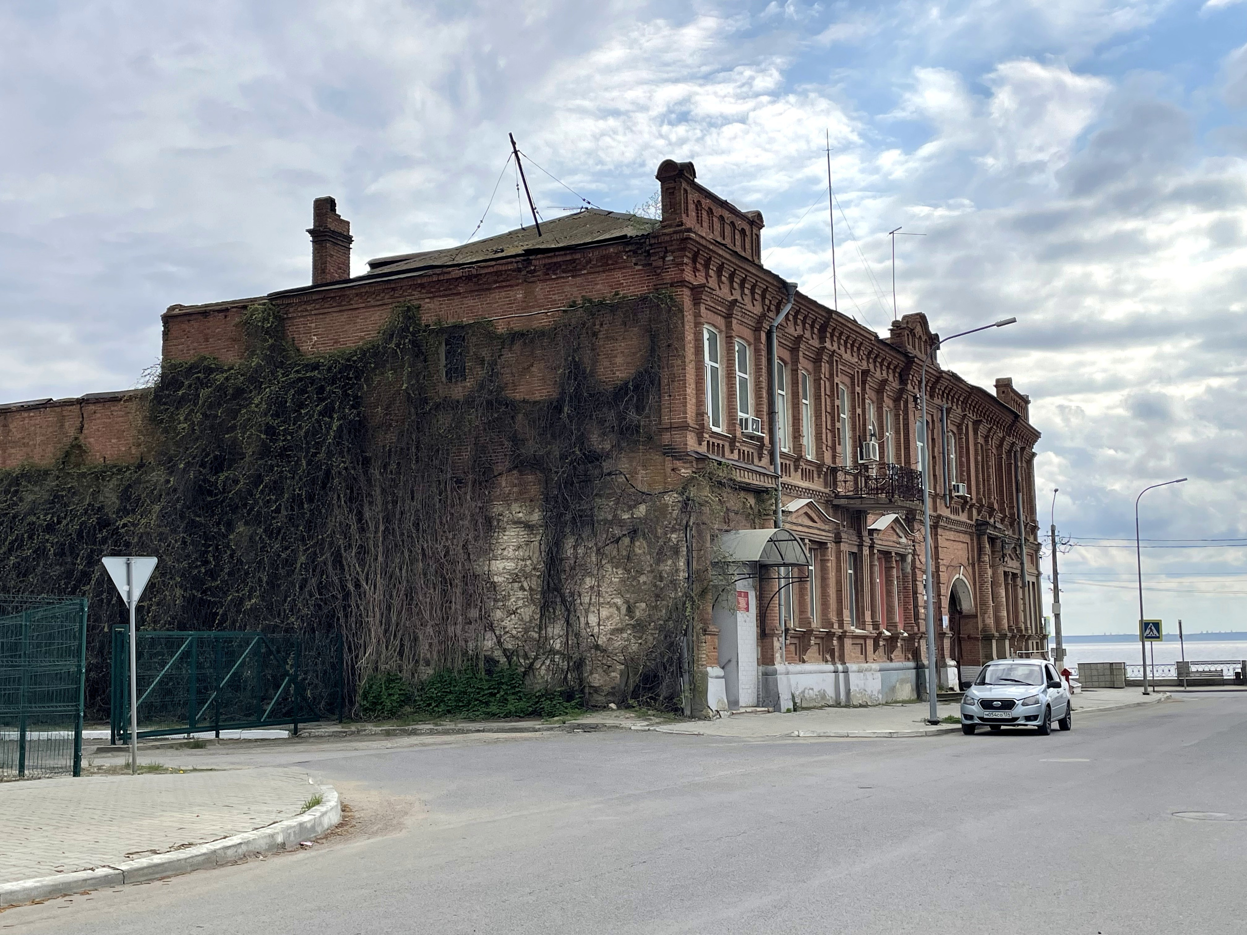 20 056 Здание из красного кирпича. ВИЗУАЛЬНЫЕ И ЗВУКОВЫЕ РЕШЕНИЯ ДЛЯ БИЗНЕСА И СЪЁМОК ТЕЛЕТЕЛА