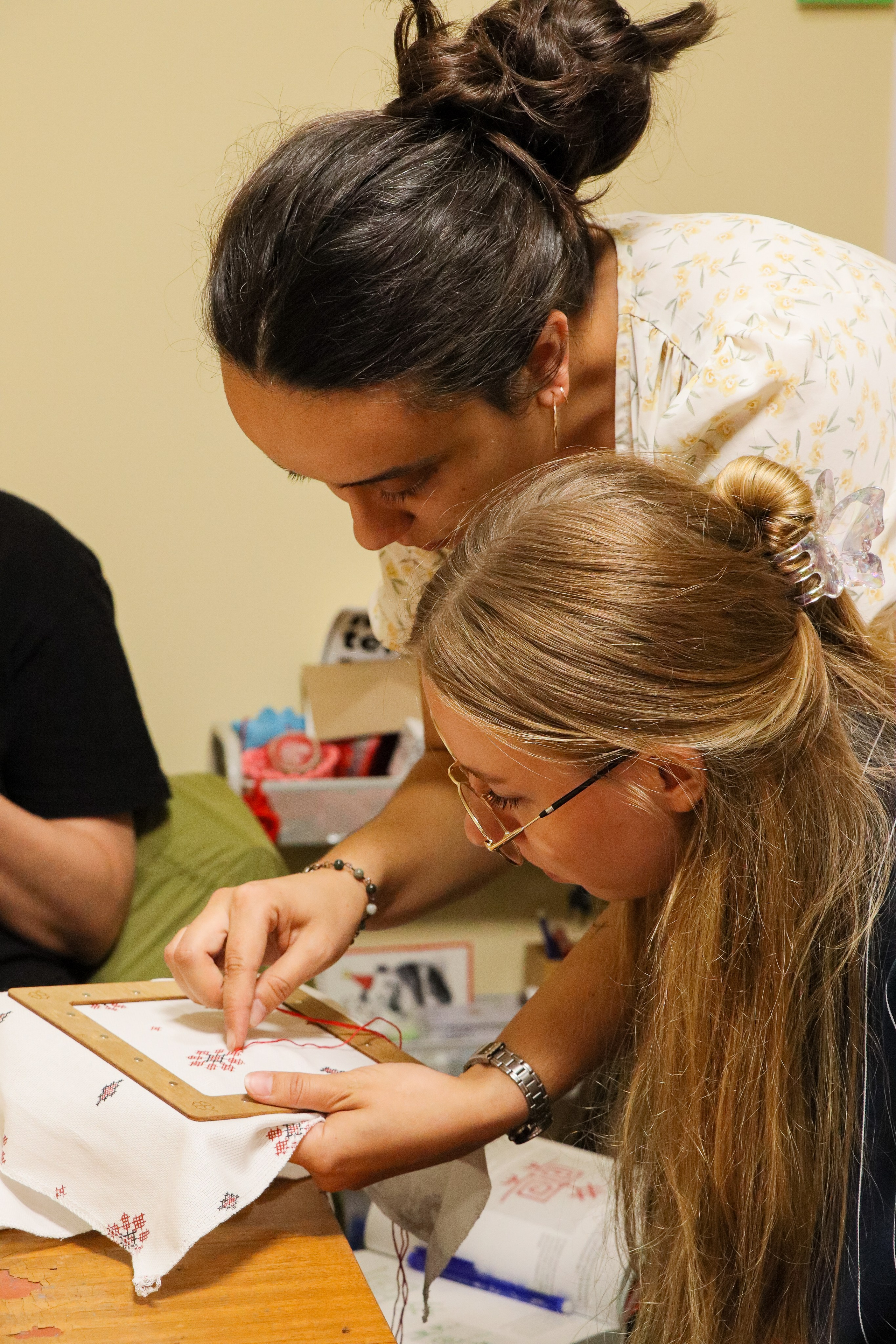 Мастер-класс по вышивке орнаментов. Портретный и репортажный фотограф в Анапе Злата Хидзик