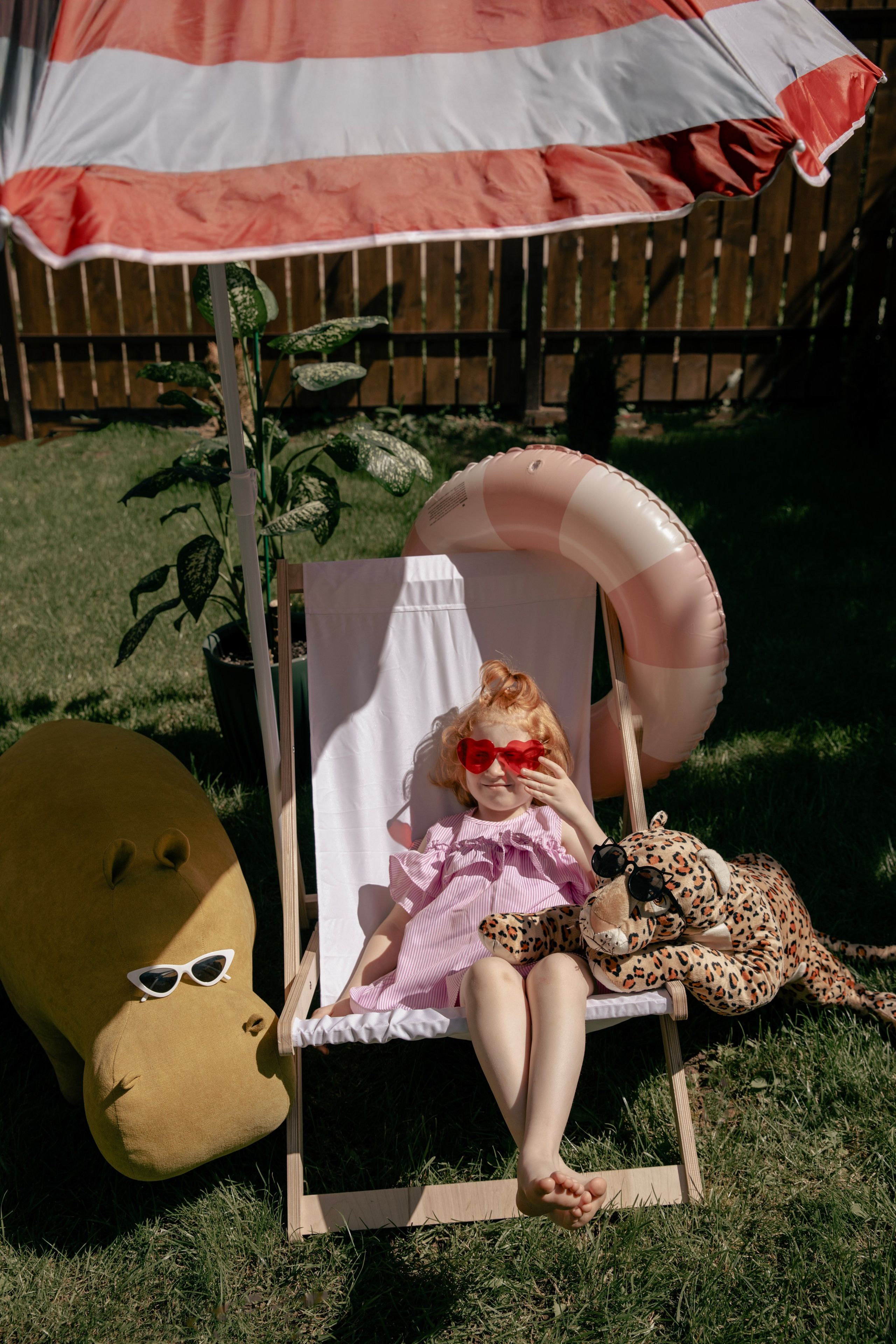 Летняя съемка девочки в саду, в бессейне, с шезлонгом, зонтиком и сахарной ватой. Фотограф новорожденных, детский фотограф  Москва.Семейная съемка Москва. Семенова Анна